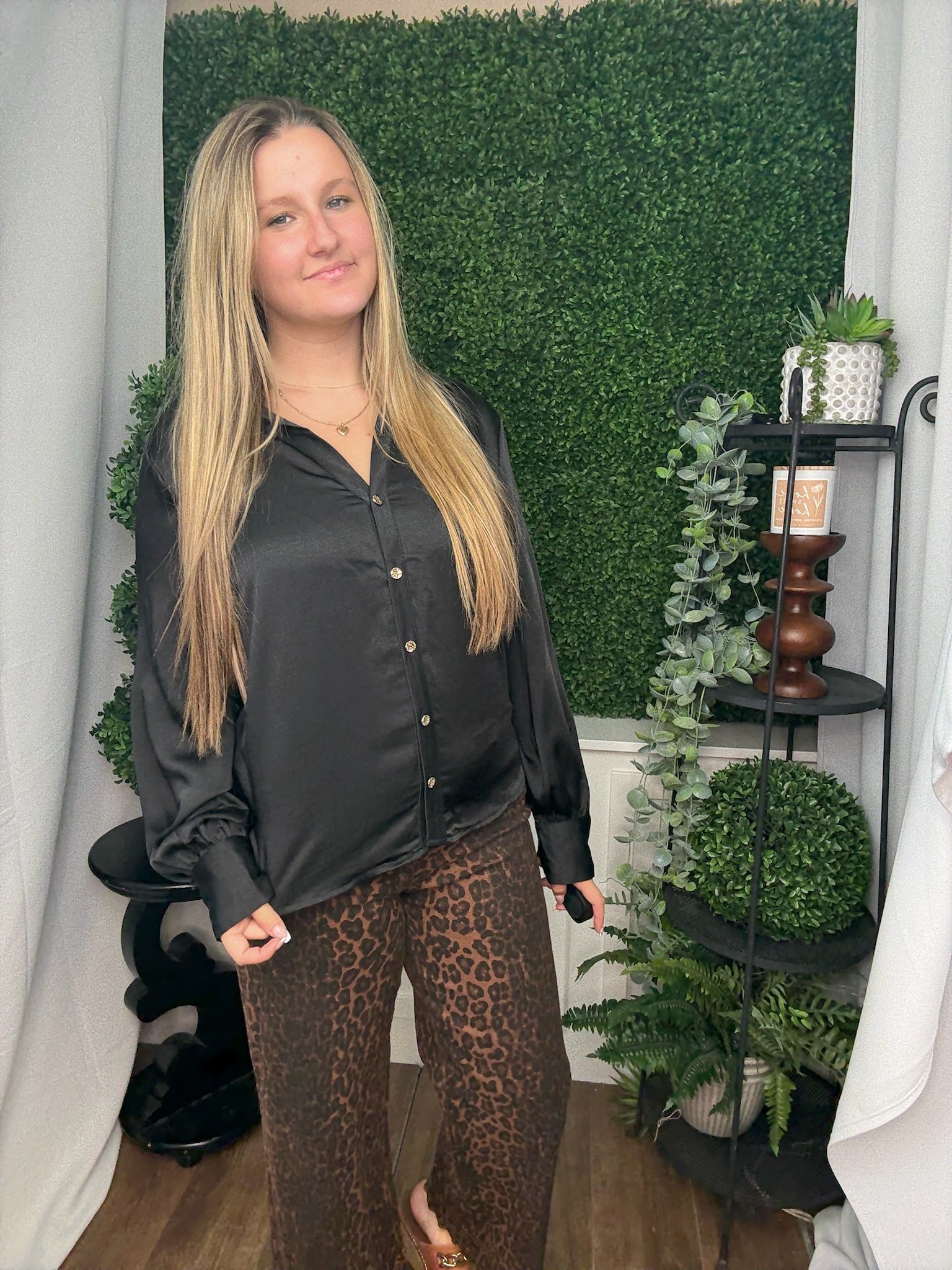 V-NECK COLLAR BUTTON DOWN TOP - BLACK