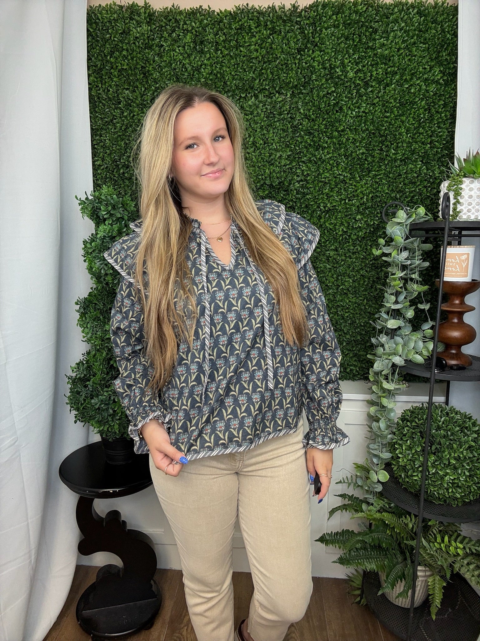 FLORAL FLUTTER SLV CONTRAST BINDING TOP - ASH BLACK