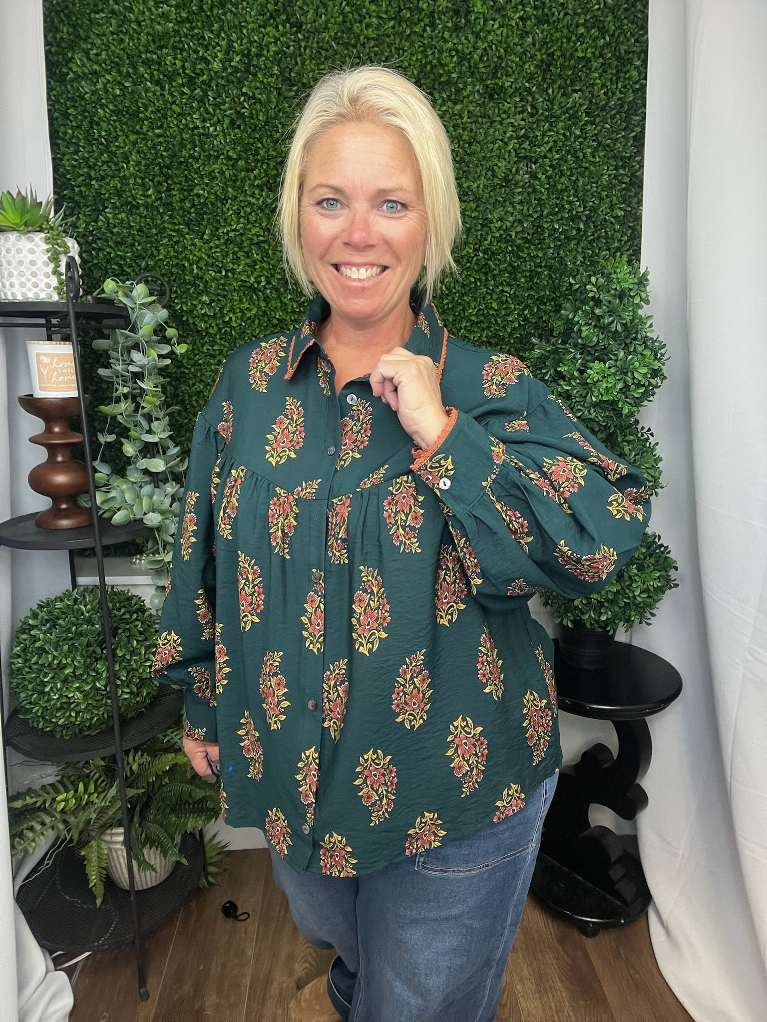 COLLERED BUTTON UP FLORAL PATTERN TOP - H. GREEN