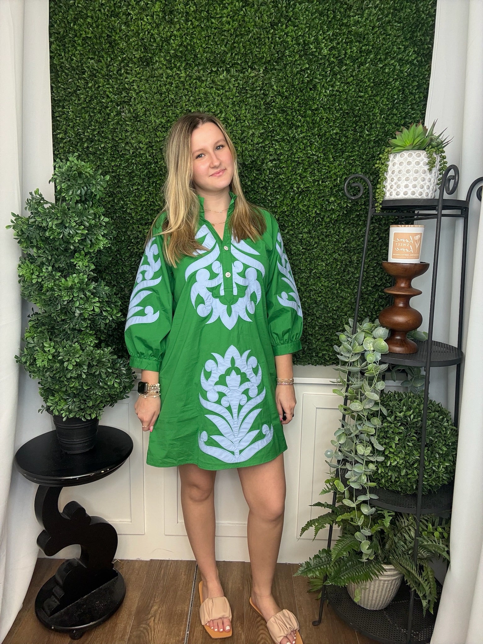 BAROQUE FLORAL APPLIQUE SHIFT DRESS - KELLY GREEN