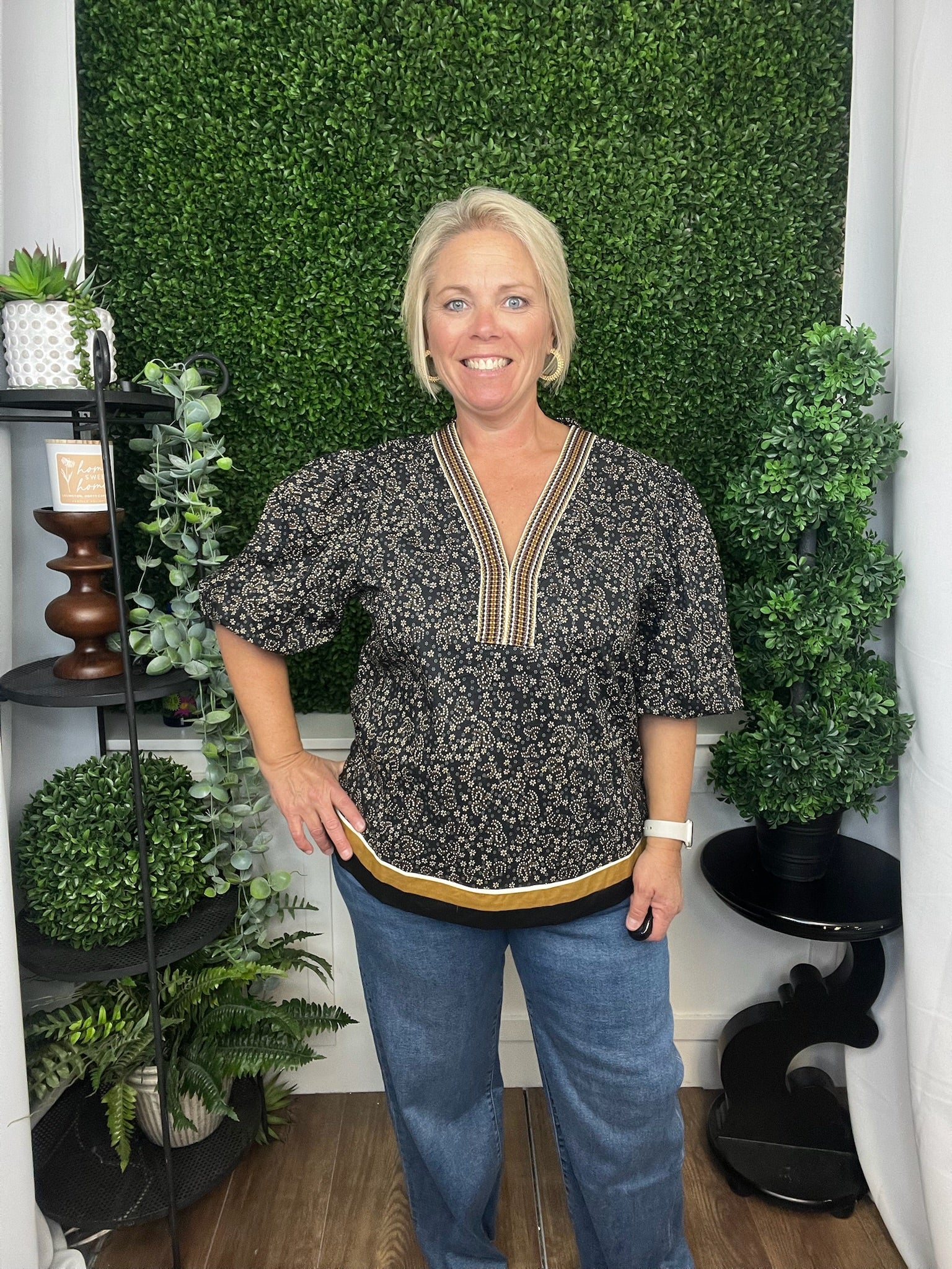 PUFF SLEEVE VNECK PRINTED TOP W/COLORBLOCK HEM - BLACK