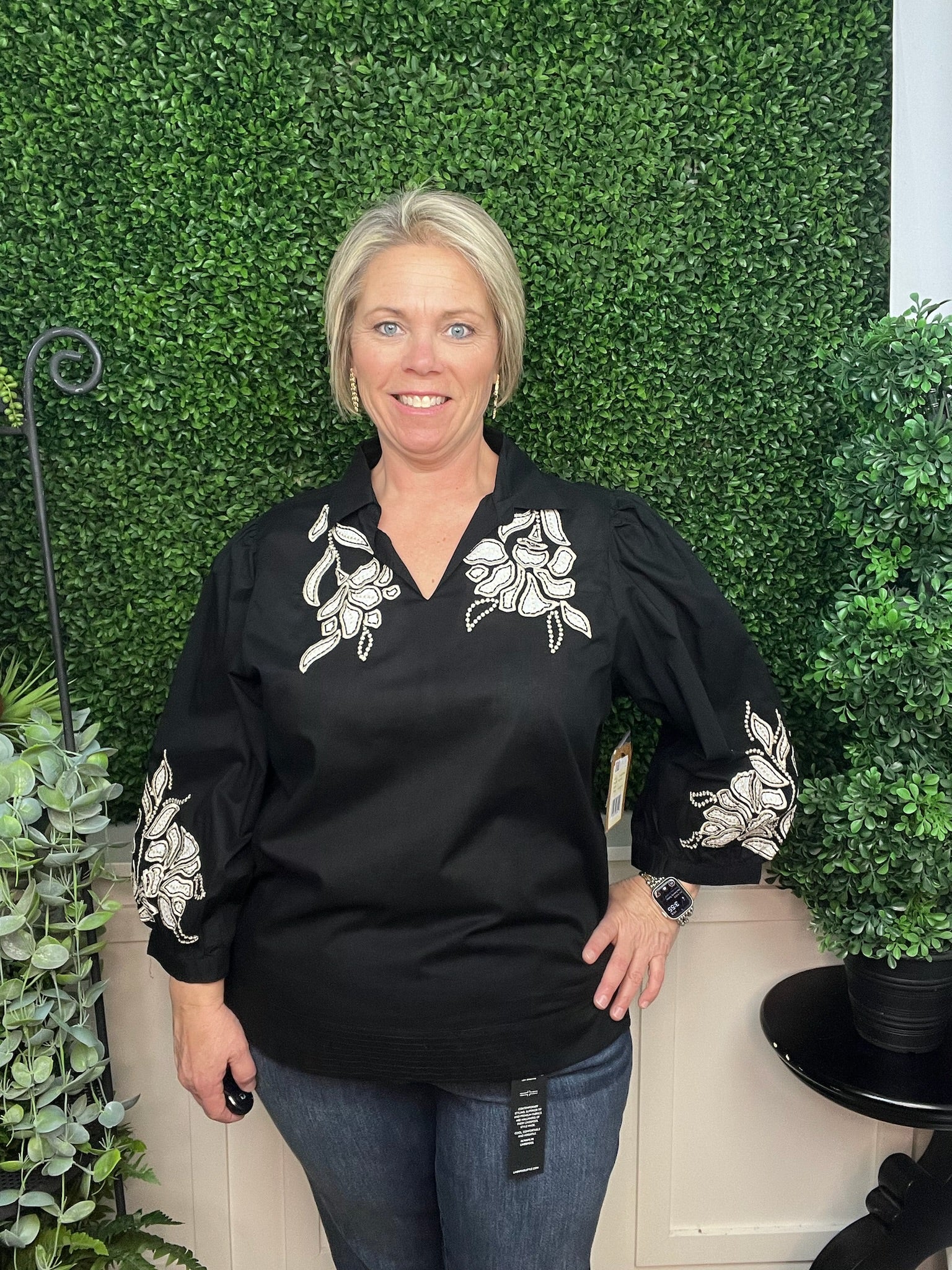 COLLARED V-NECK EMBROIDERED POPOVER TOP - BLACK