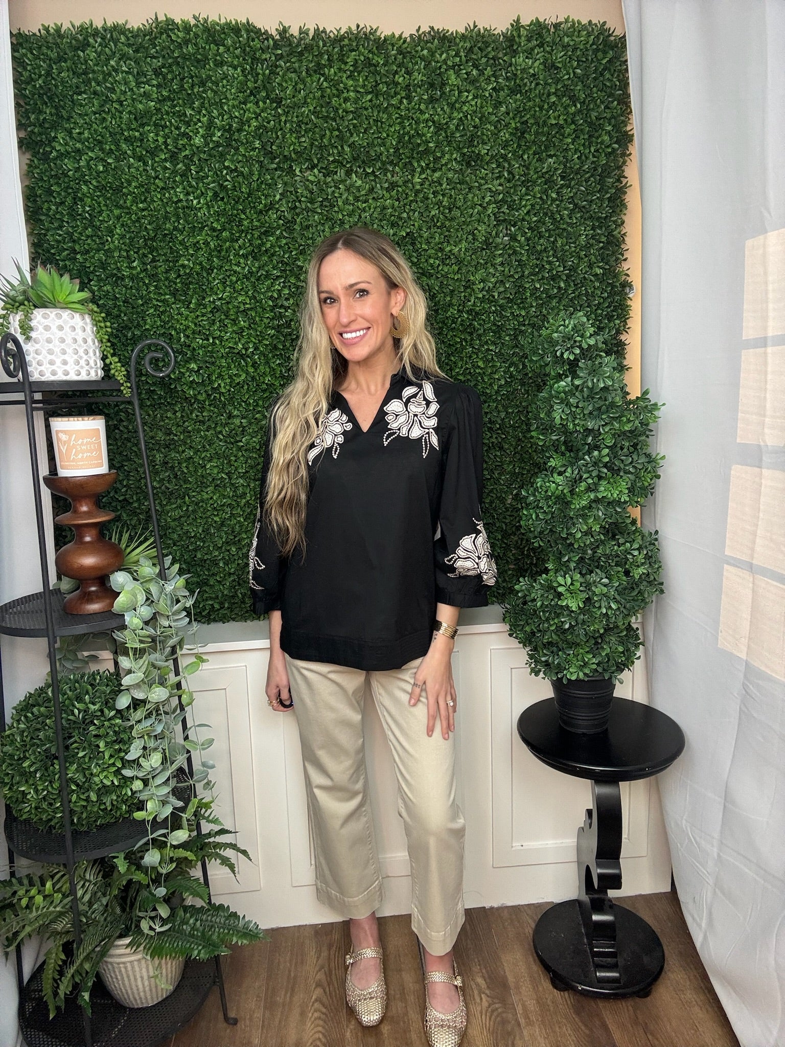 COLLARED V-NECK EMBROIDERED POPOVER TOP - BLACK