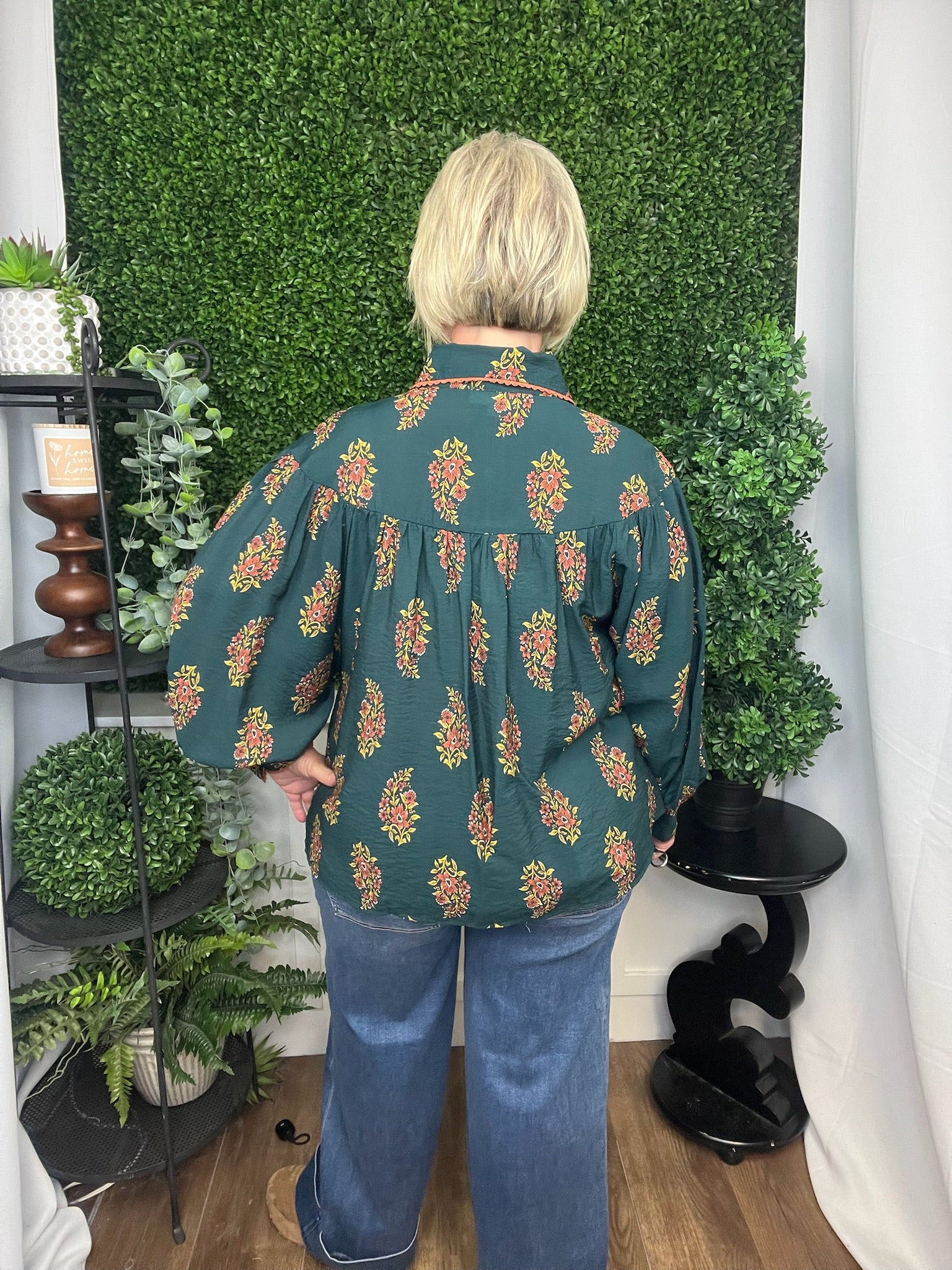 COLLERED BUTTON UP FLORAL PATTERN TOP - H. GREEN