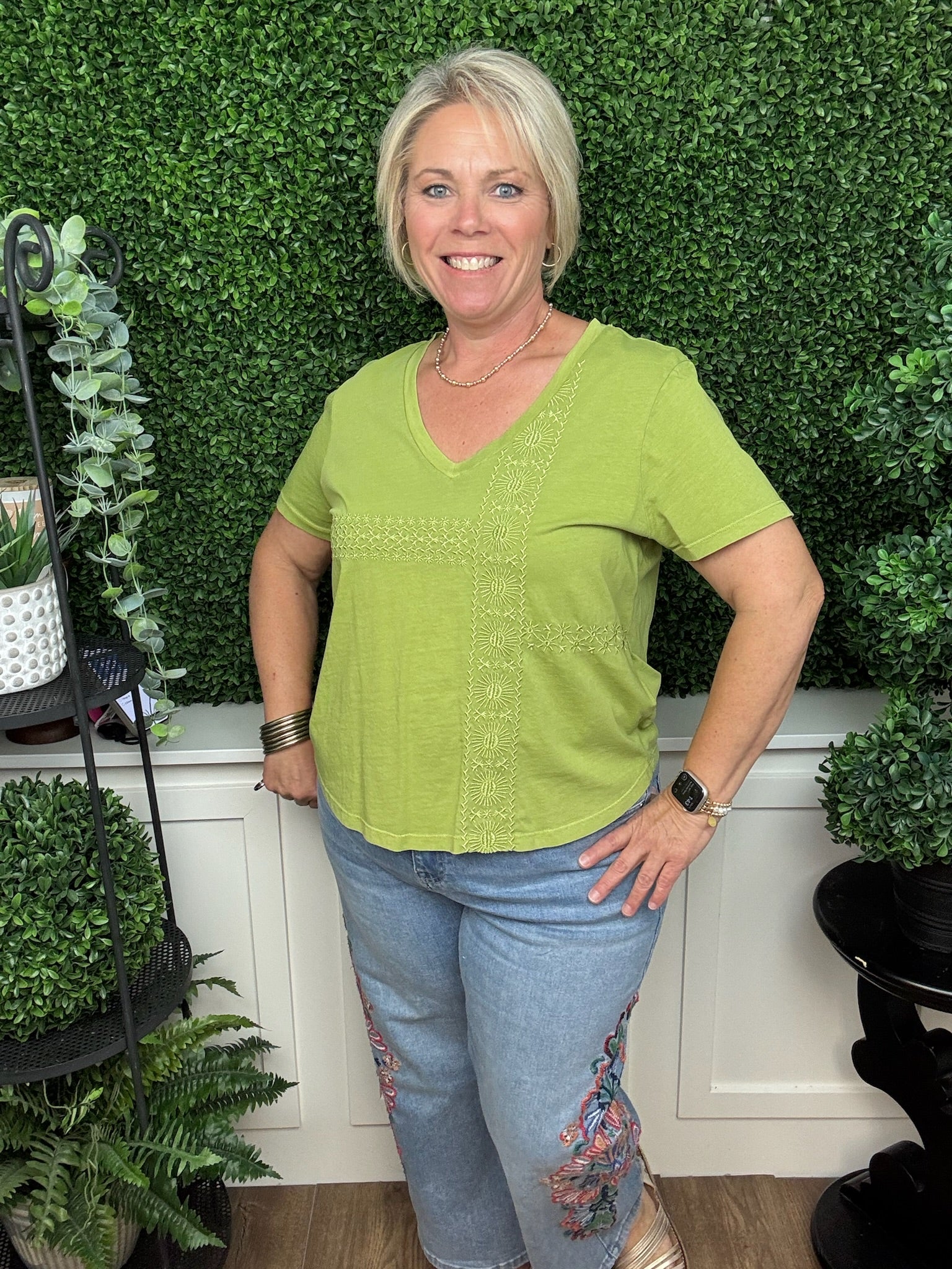 SS EMBROIERED VNECK TOP W/SPECIAL WASH EFFECT - KIWI ZEST