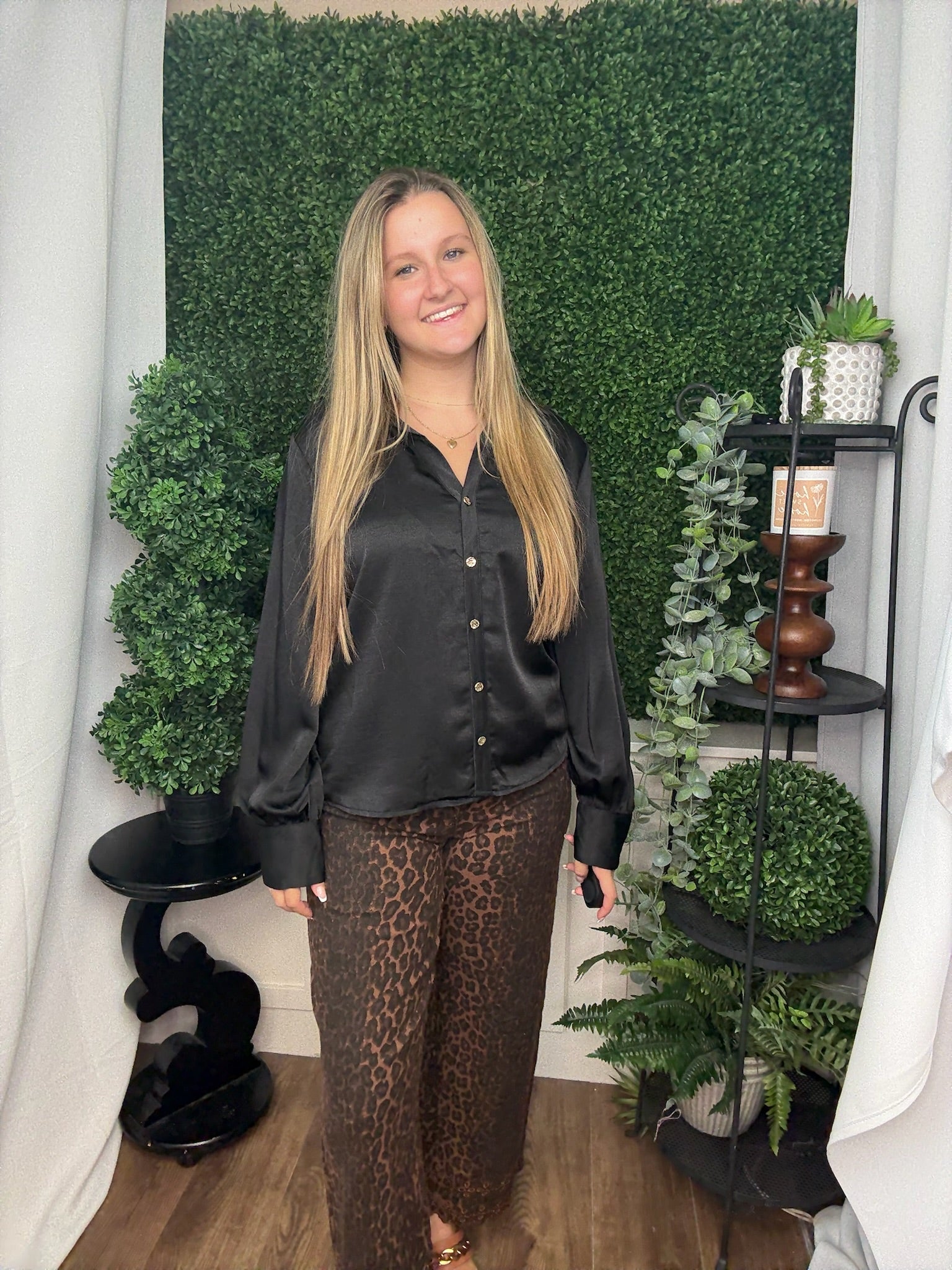 V-NECK COLLAR BUTTON DOWN TOP - BLACK