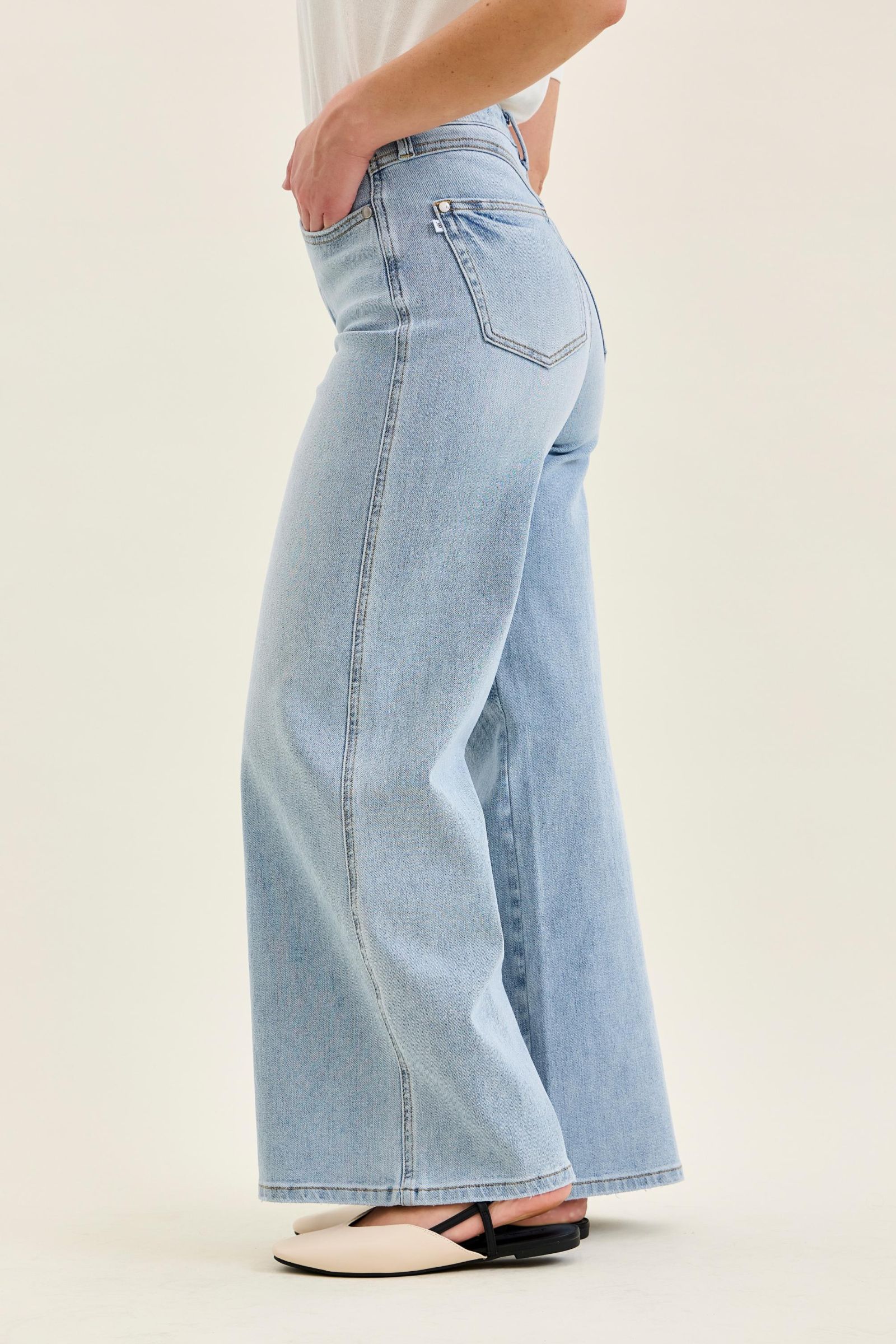 Petite - Light Wash Wide Leg Jeans