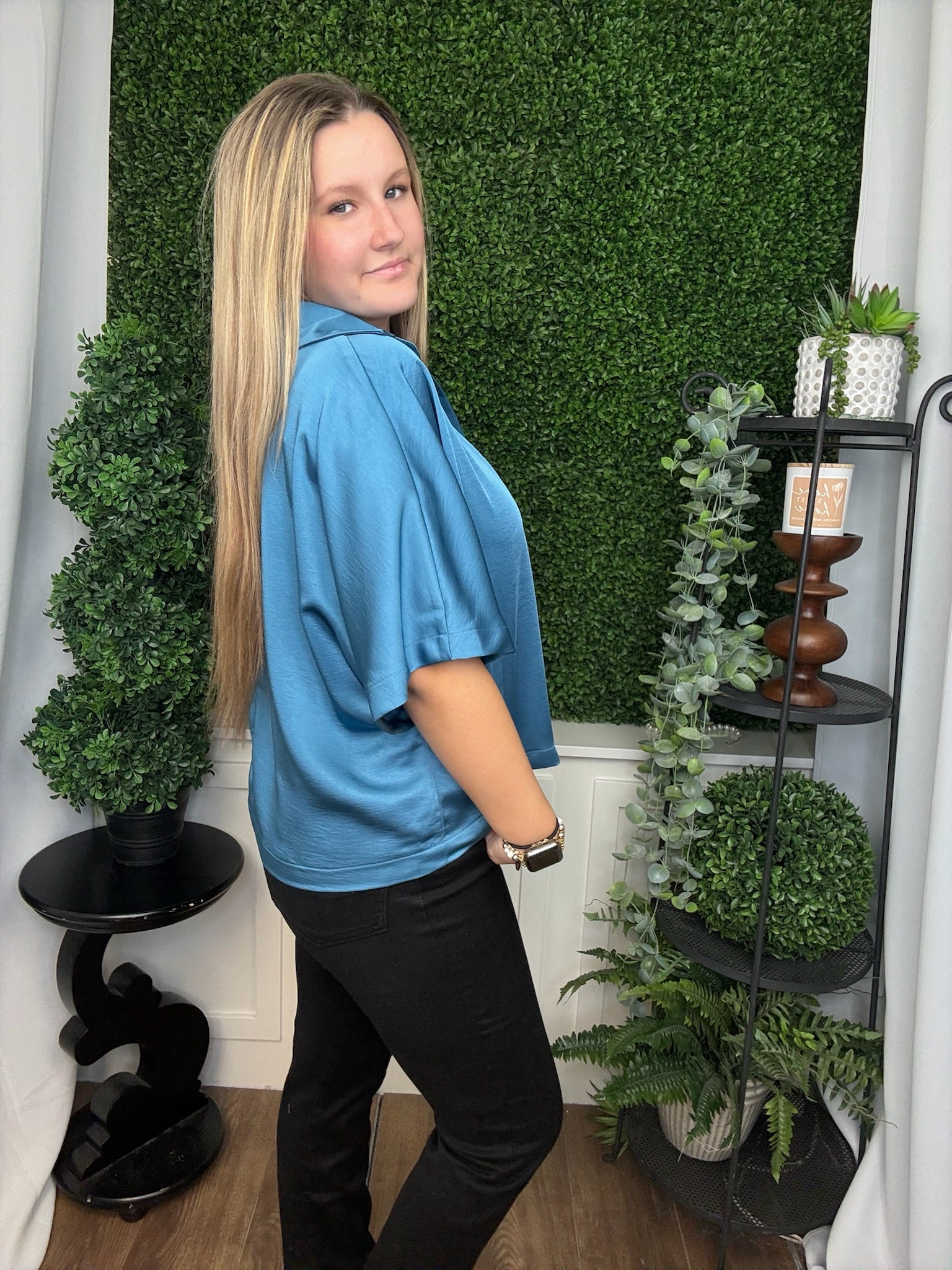 COLLAR V-NECK OVERSIZED TOP