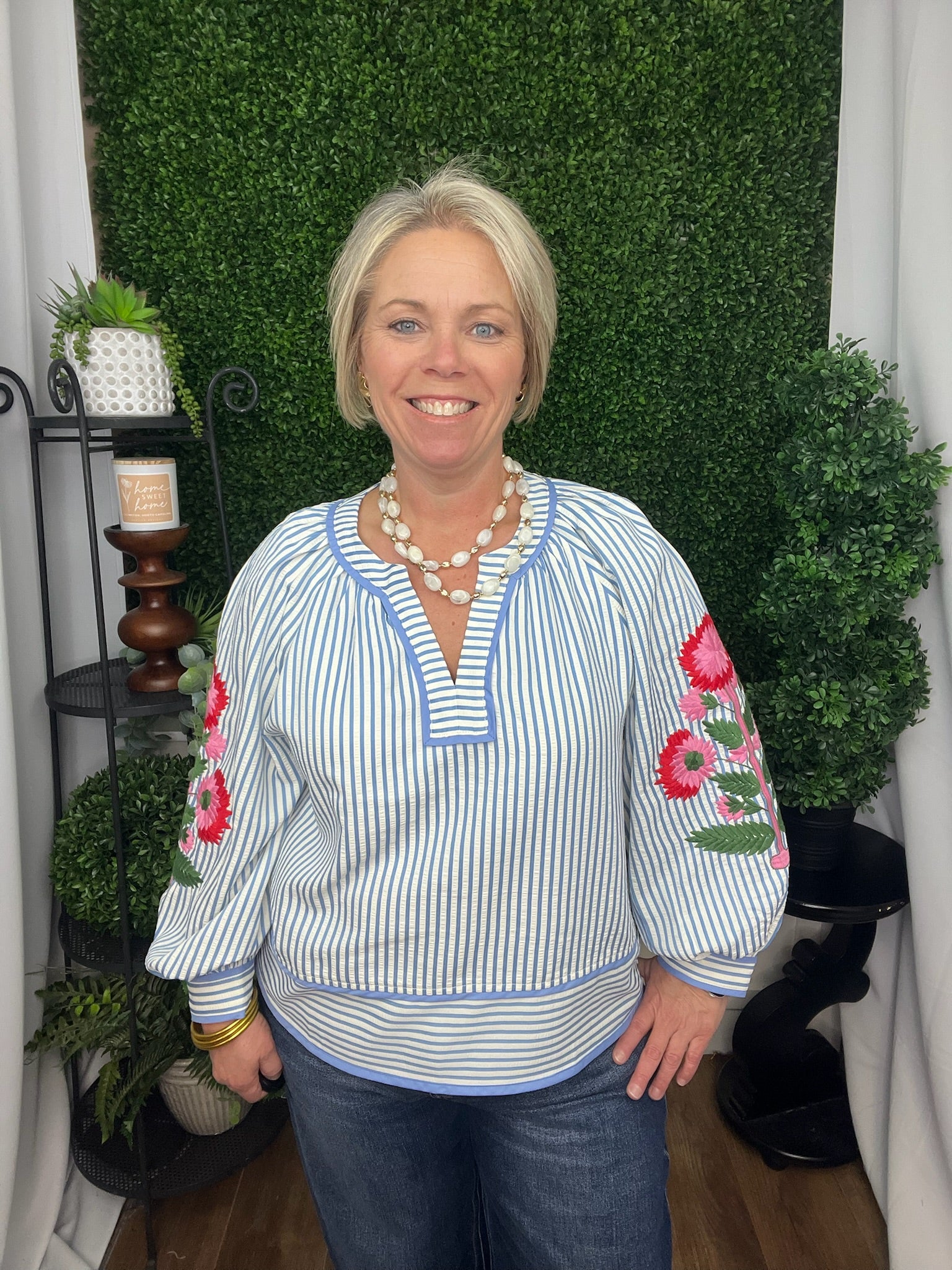 EMBROIDERY SLEEVE V-NECK TOP