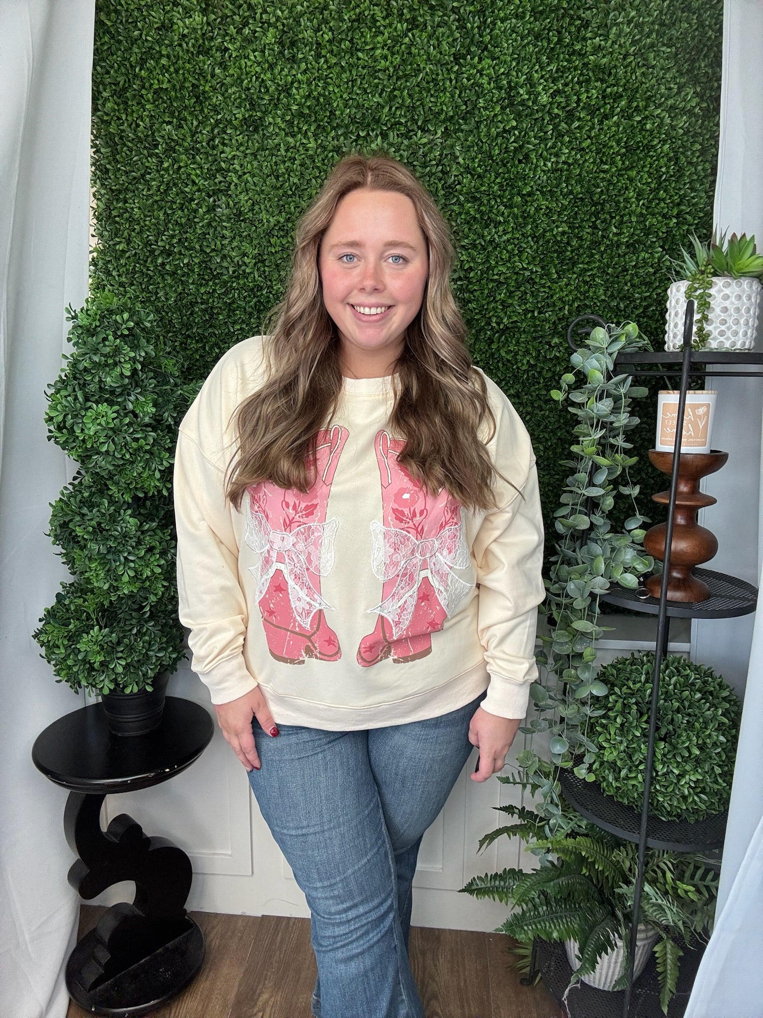 COWBOY BOOTS W/ BOW SWEATSHIRT - CREAM