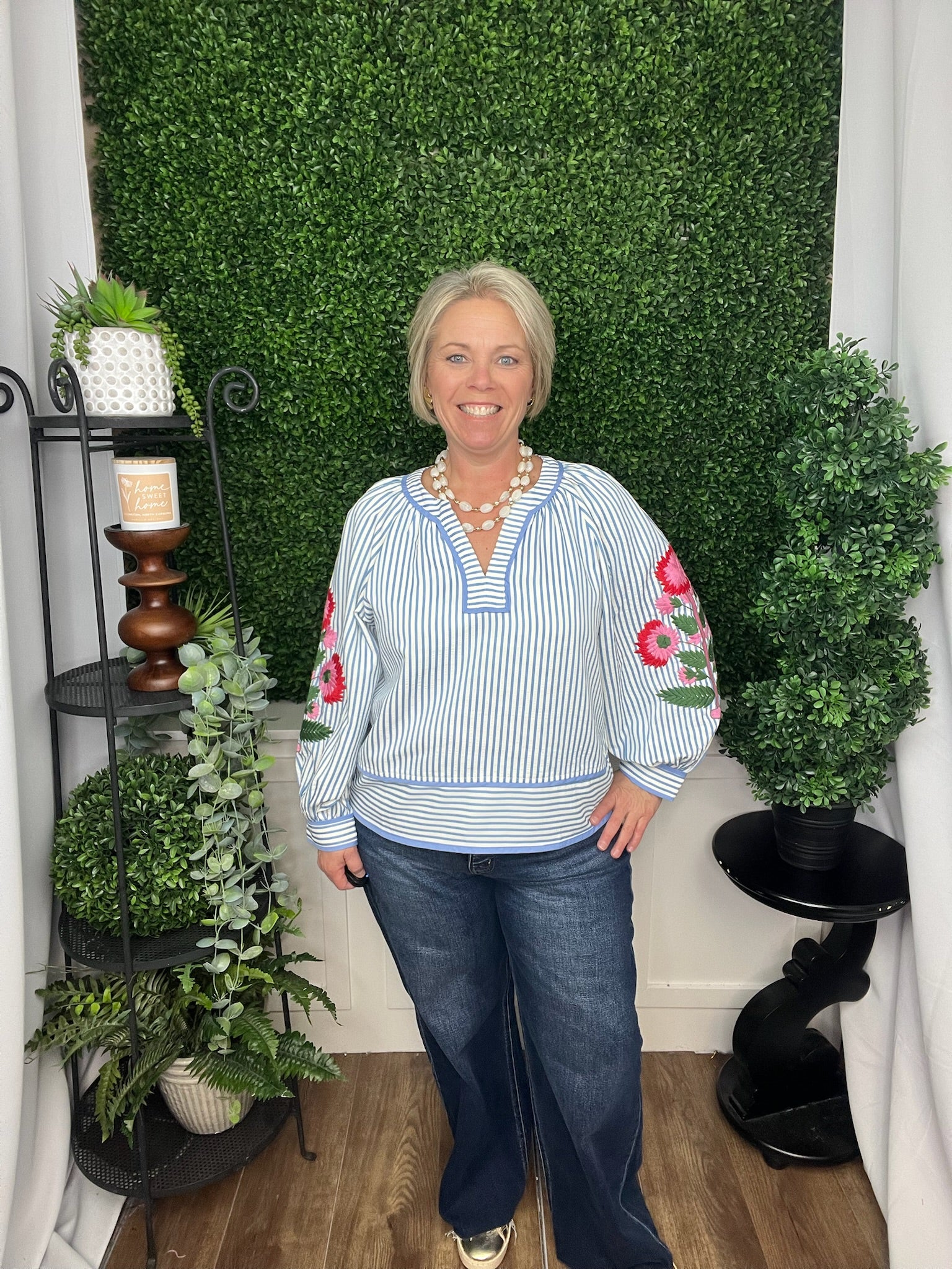 EMBROIDERY SLEEVE V-NECK TOP