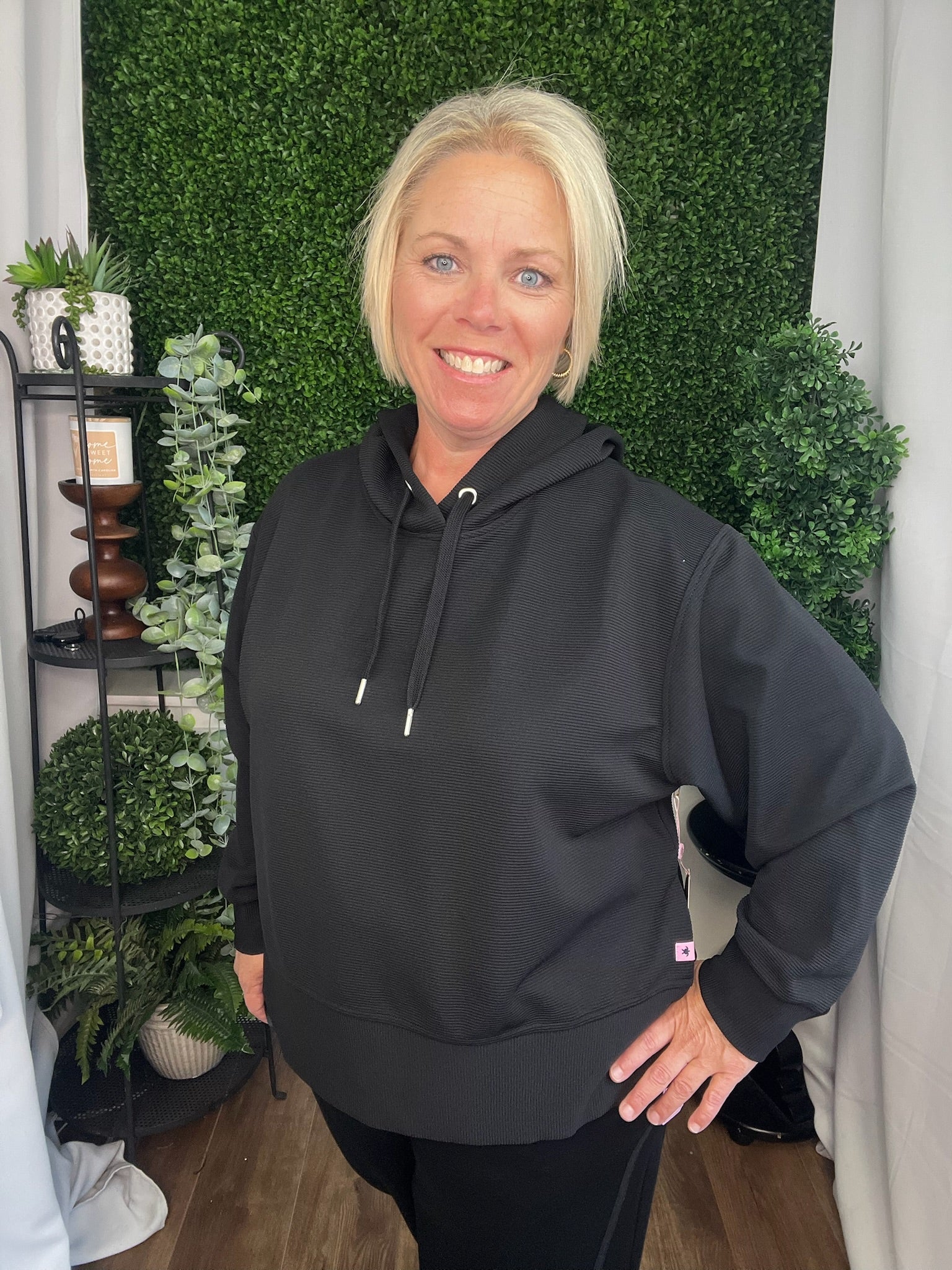 RIBBED HOODED PULLOVER - BLACK