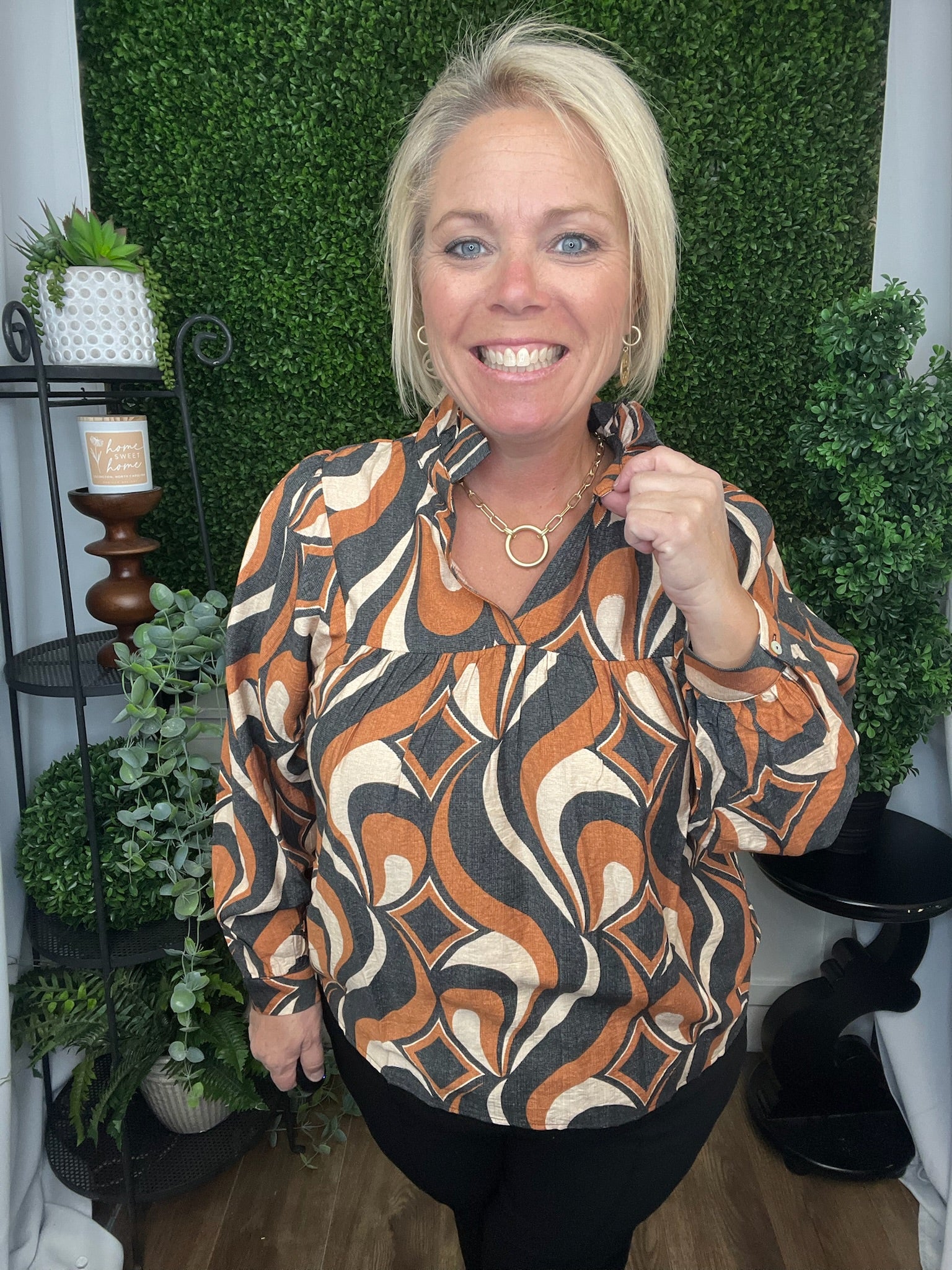 RUFFLED NECKLINE GEOMETRICAL PRINT TOP - BLACK