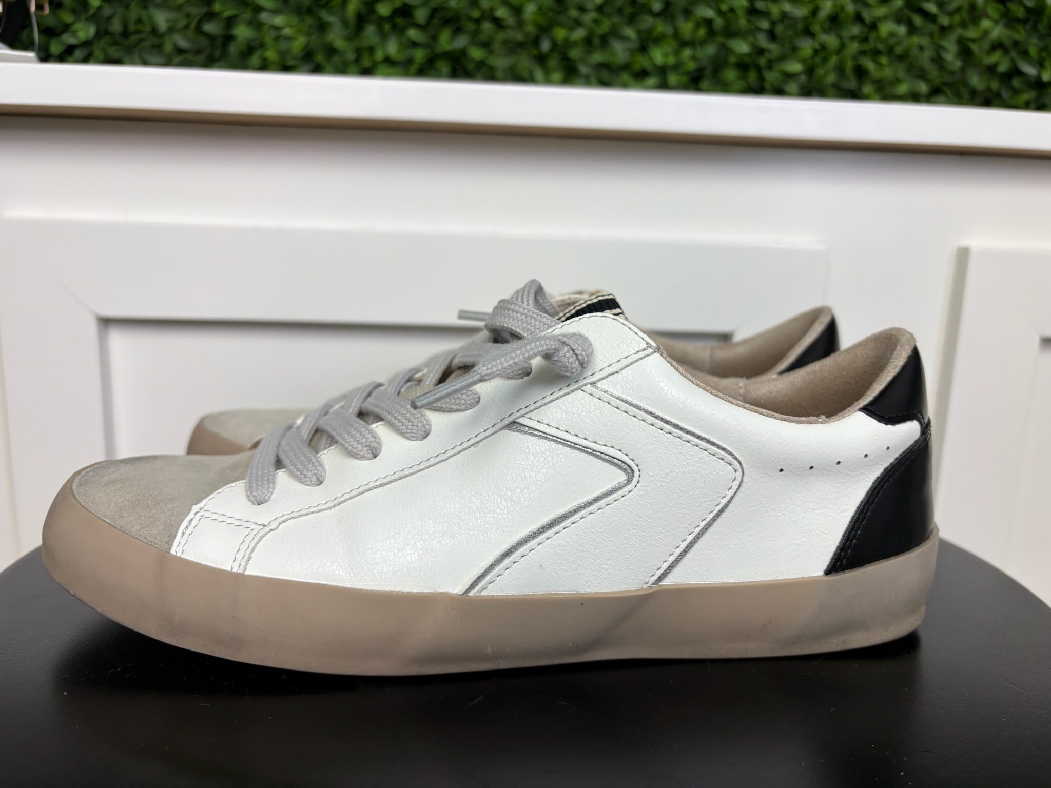 ROBBIE SNEAKER - BLACK AND WHITE