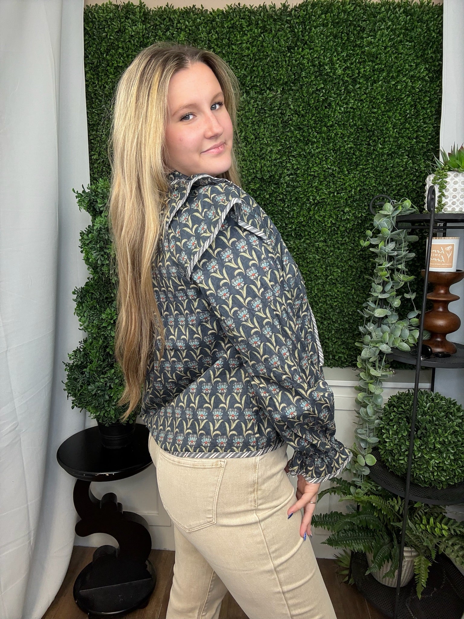 FLORAL FLUTTER SLV CONTRAST BINDING TOP - ASH BLACK