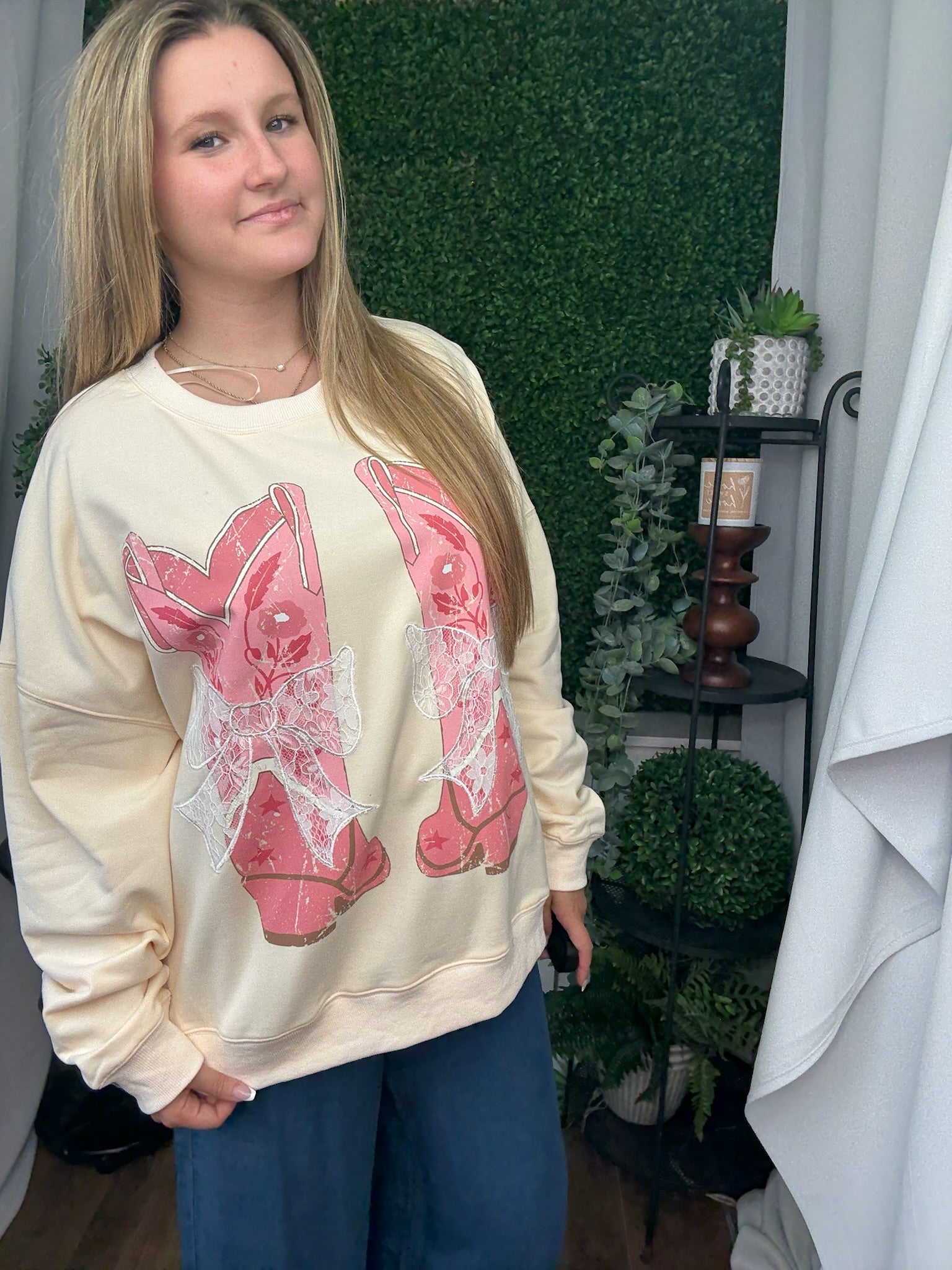 COWBOY BOOTS W/ BOW SWEATSHIRT - CREAM