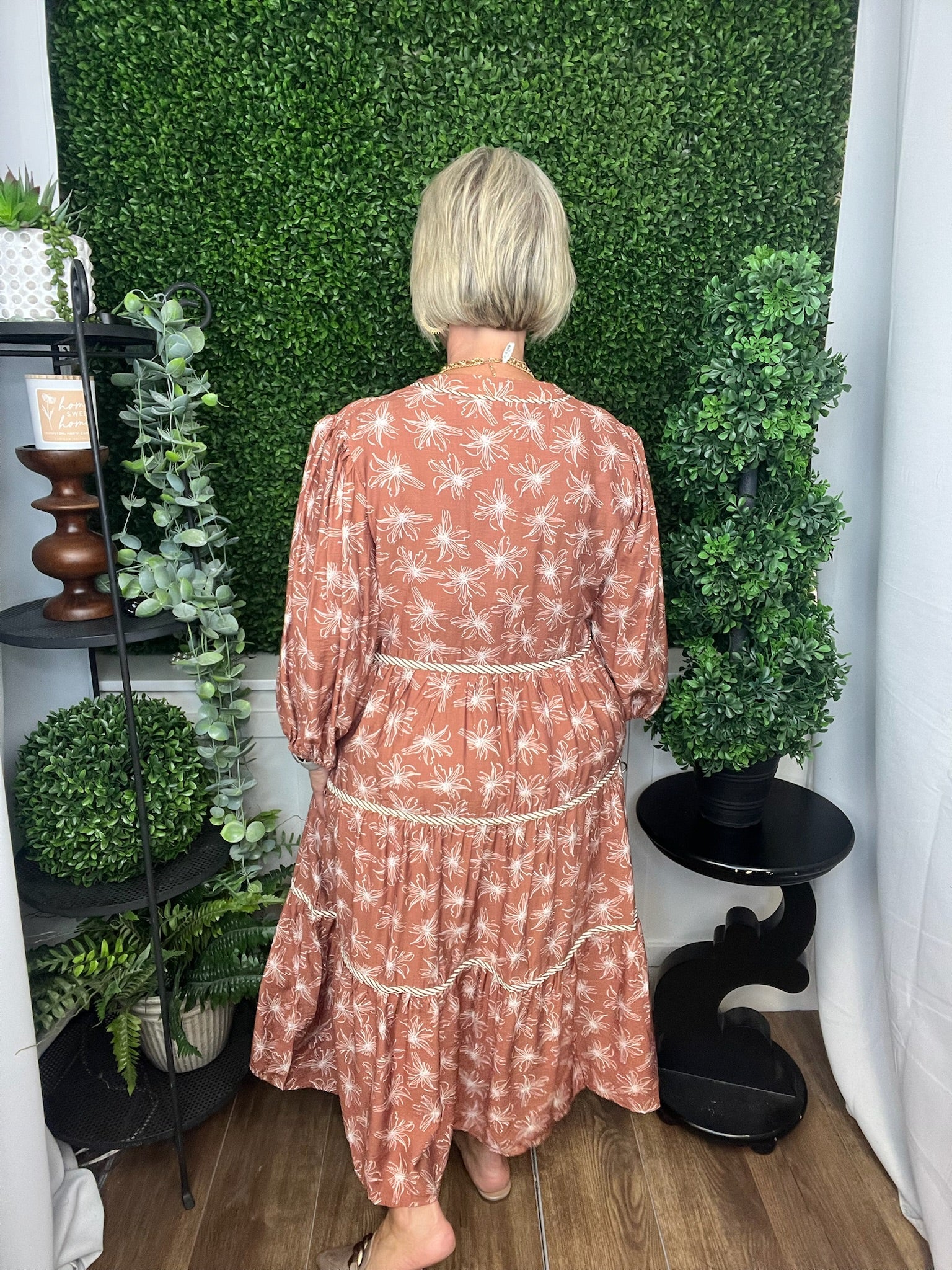 3/4 SLEEVE FLORAL PRINT TIERED MIDI DRESS - MOCHA