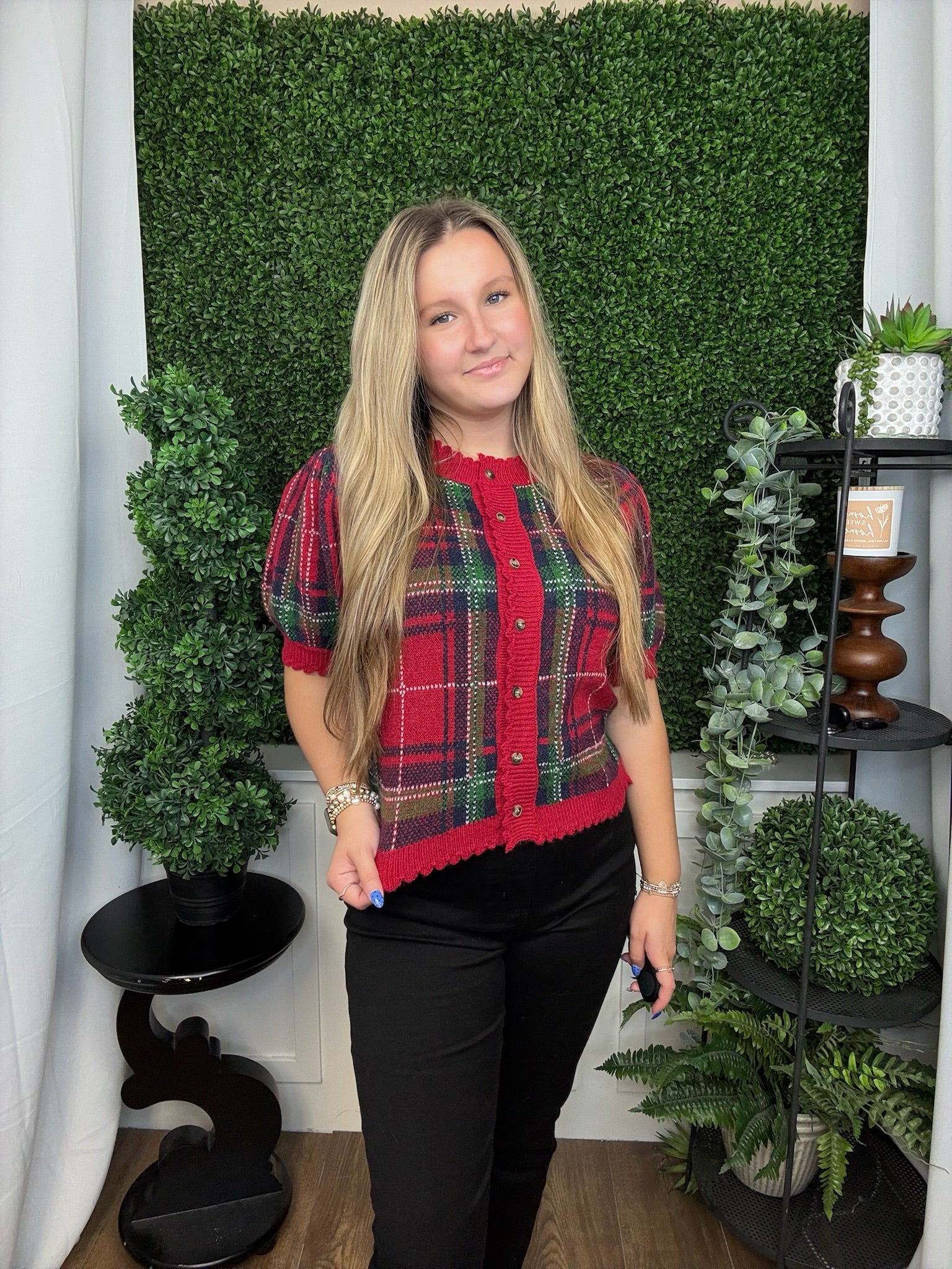 PLAID SHORT PUFF SLEEVE TOP W/SCALLOP NECKLINE - RED