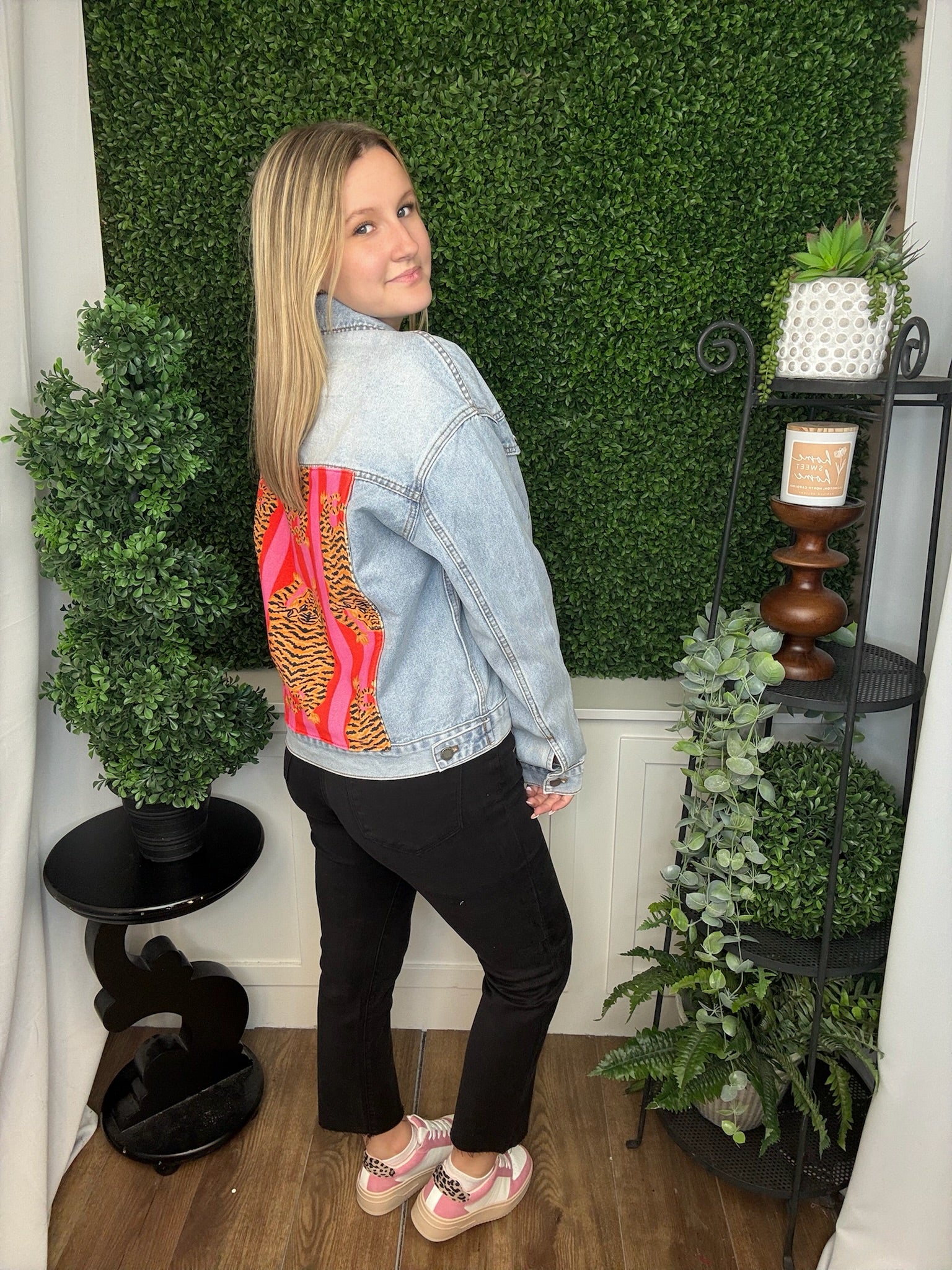 CLASSIC DENIM JACKET W/BACK TIGER PATCH PRINT - MEDIUM WASH