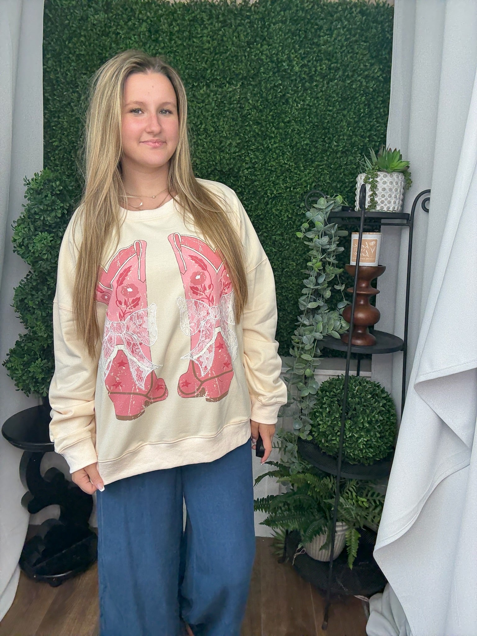 COWBOY BOOTS W/ BOW SWEATSHIRT - CREAM
