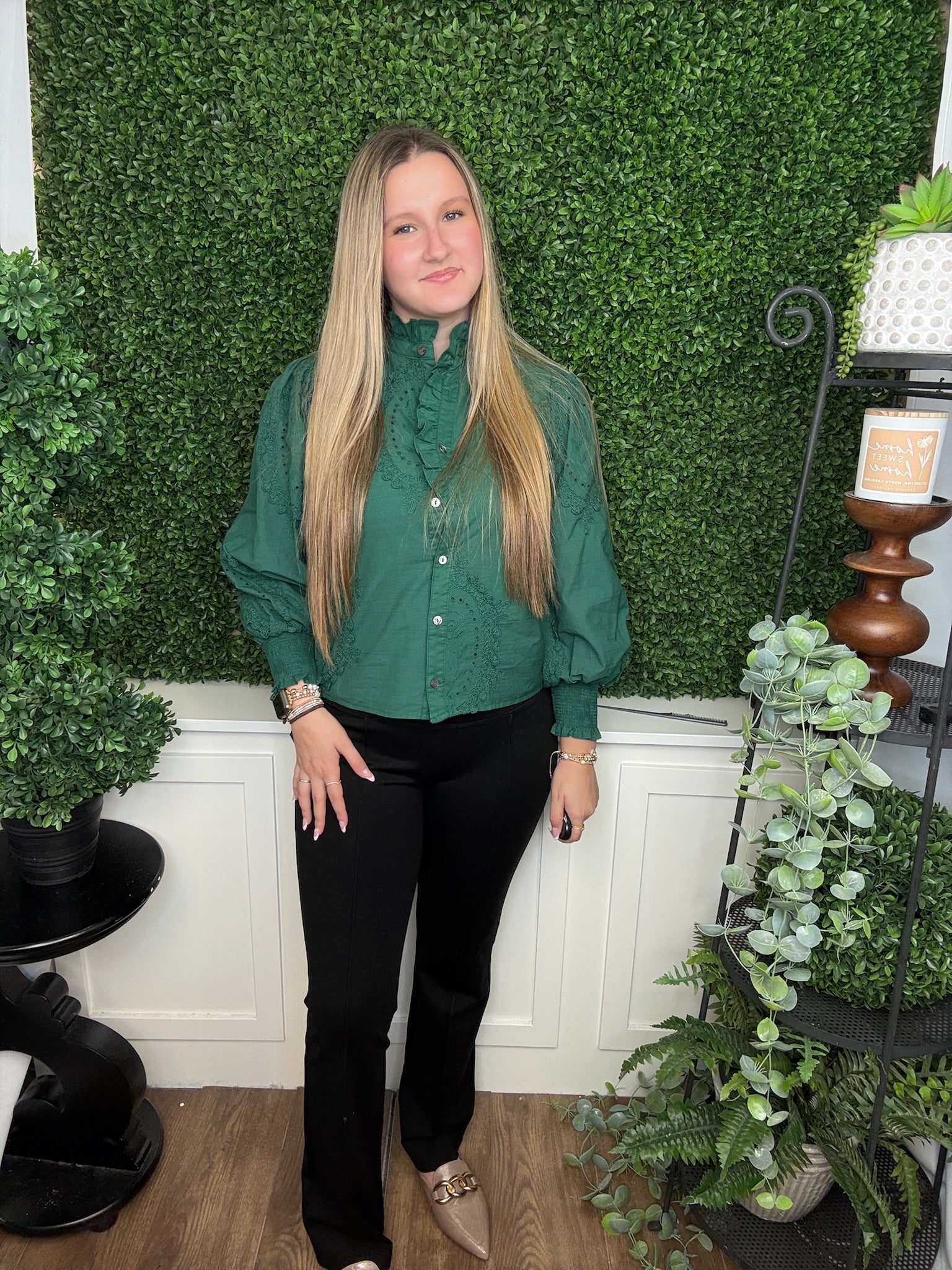 SOLID LS BUTTON FRONT TOP W/OVAL EMBROIDERED APPLIQUE - H. GREEN