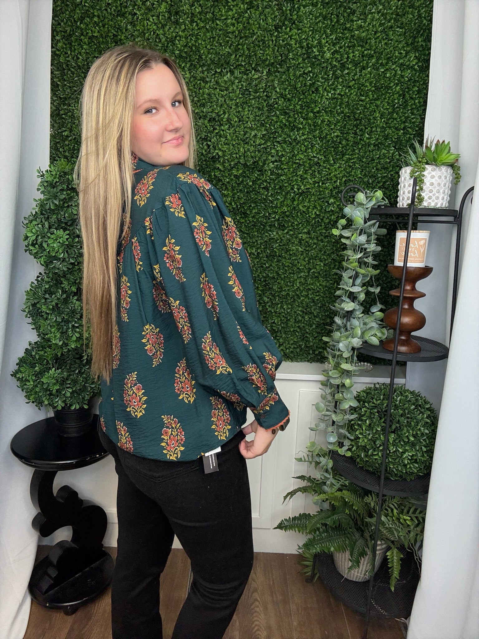 COLLERED BUTTON UP FLORAL PATTERN TOP - H. GREEN