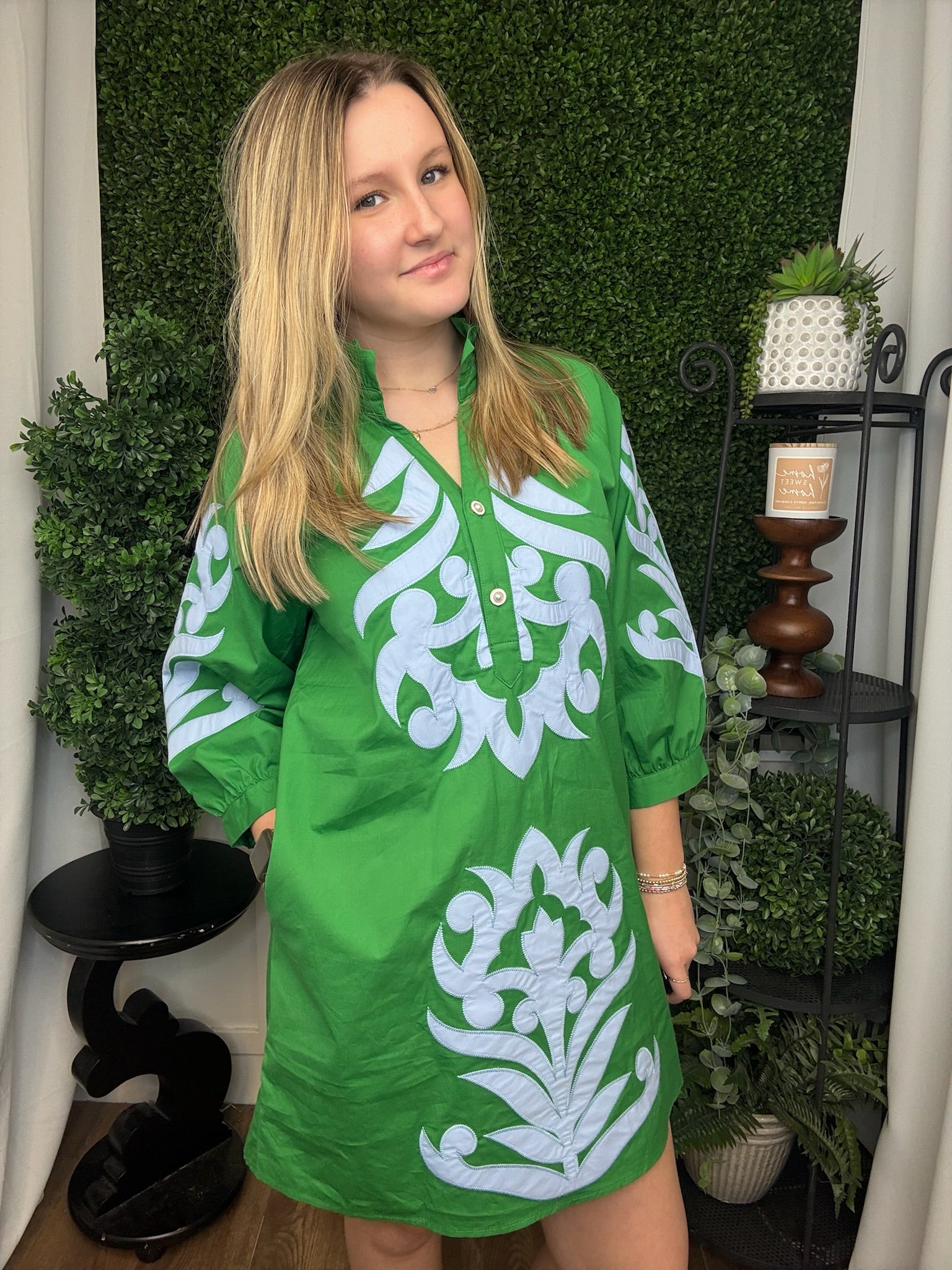 BAROQUE FLORAL APPLIQUE SHIFT DRESS - KELLY GREEN