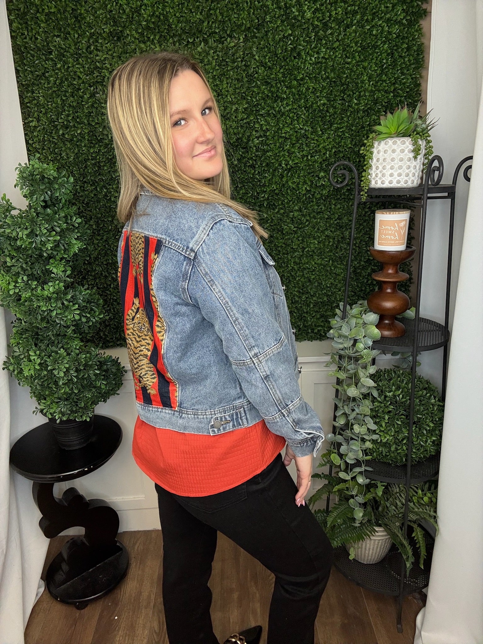 FITTED DENIM JACKET W/BACK TIGER PATCH PRINT - MEDIUM WASH