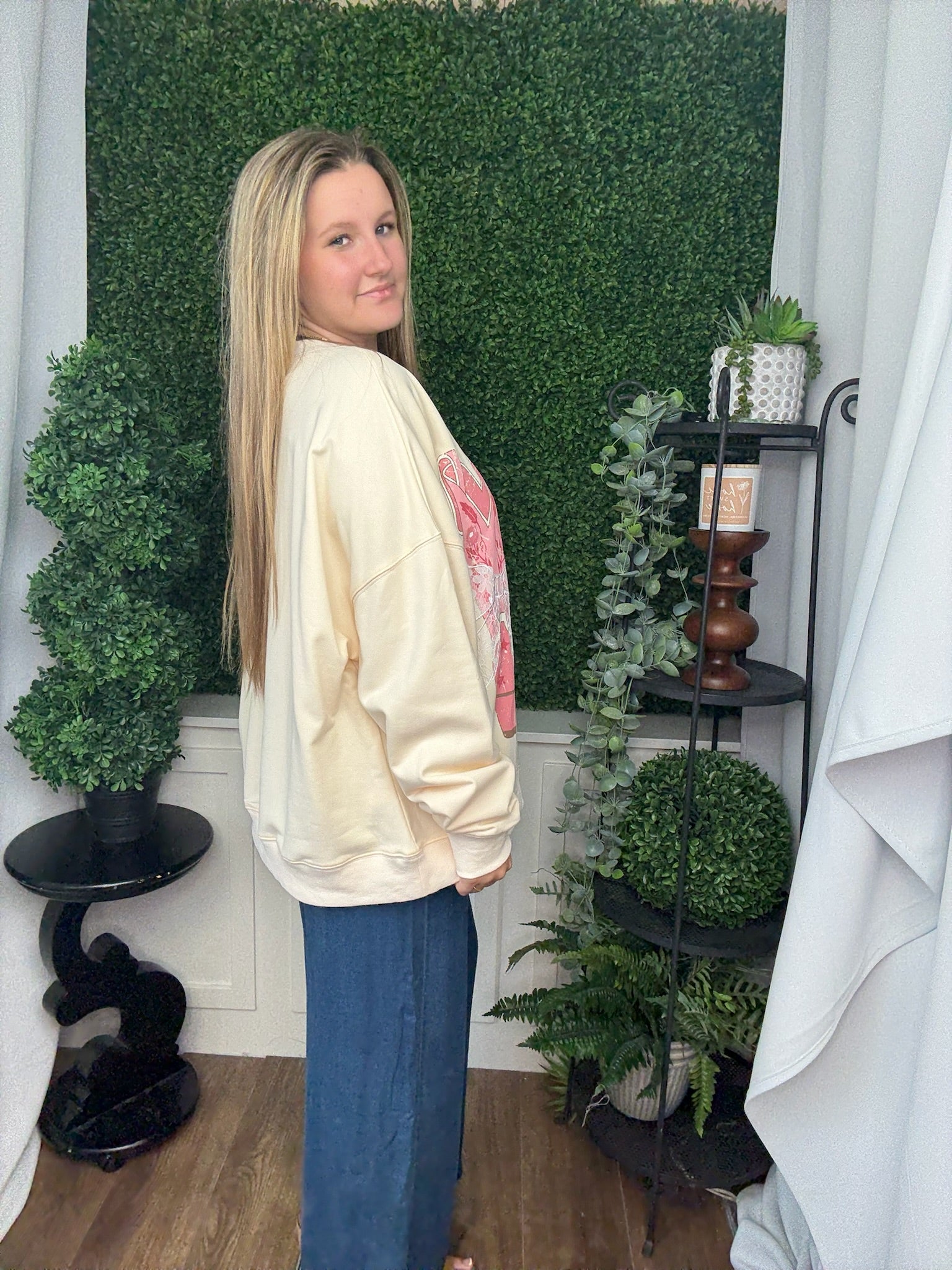 COWBOY BOOTS W/ BOW SWEATSHIRT - CREAM