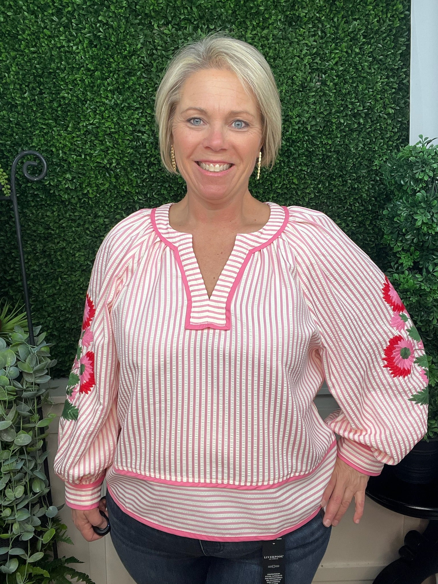 EMBROIDERY SLEEVE V-NECK TOP