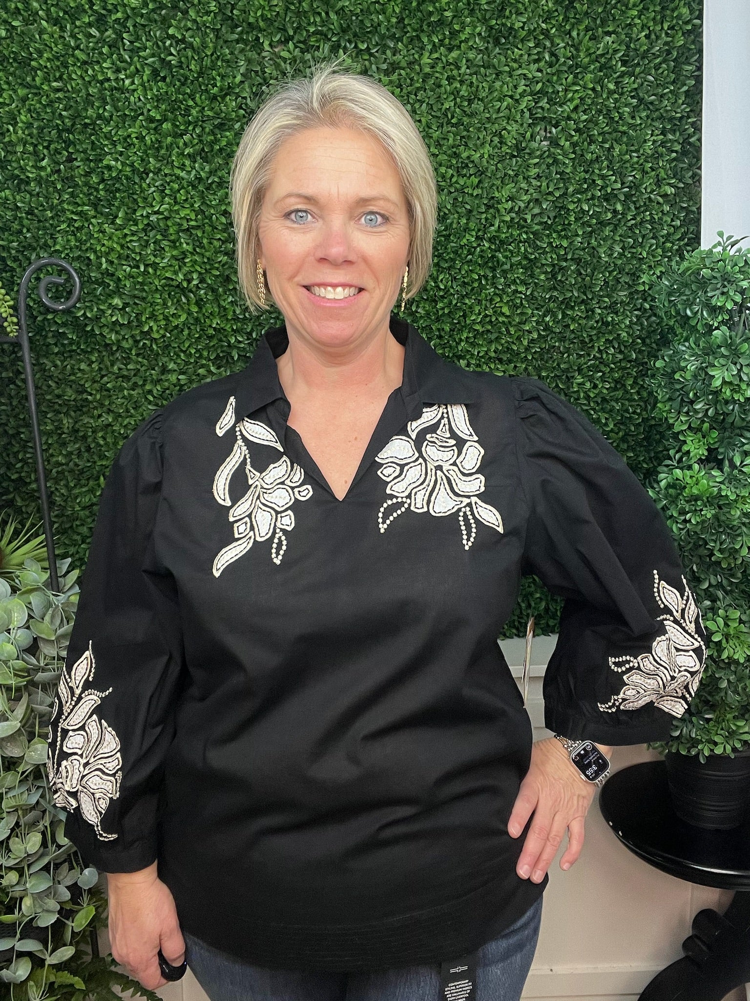 COLLARED V-NECK EMBROIDERED POPOVER TOP - BLACK