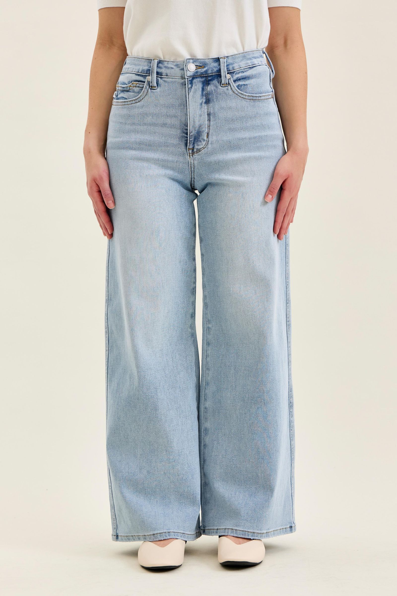 Petite - Light Wash Wide Leg Jeans