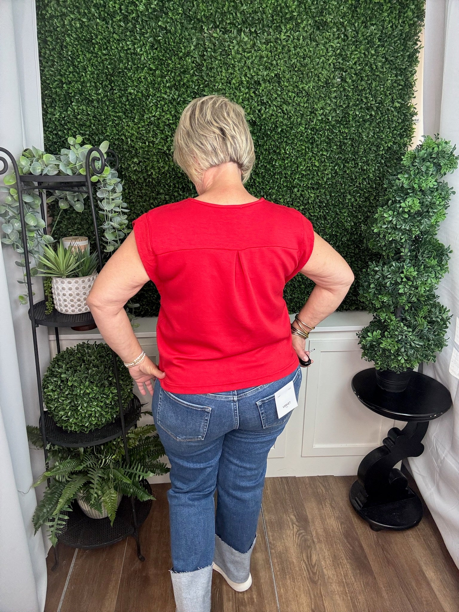 RED SLEEVELESS SOLID TOP