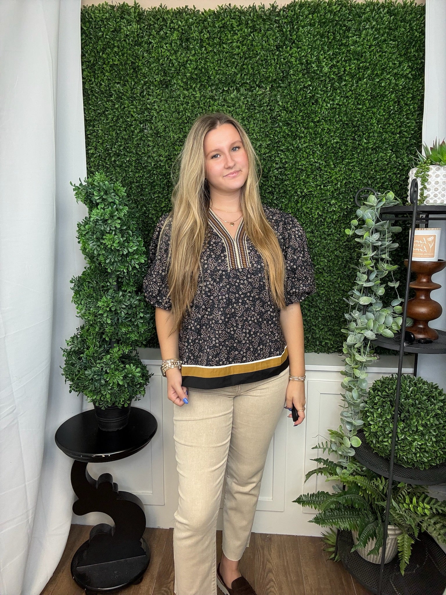 PUFF SLEEVE VNECK PRINTED TOP W/COLORBLOCK HEM - BLACK