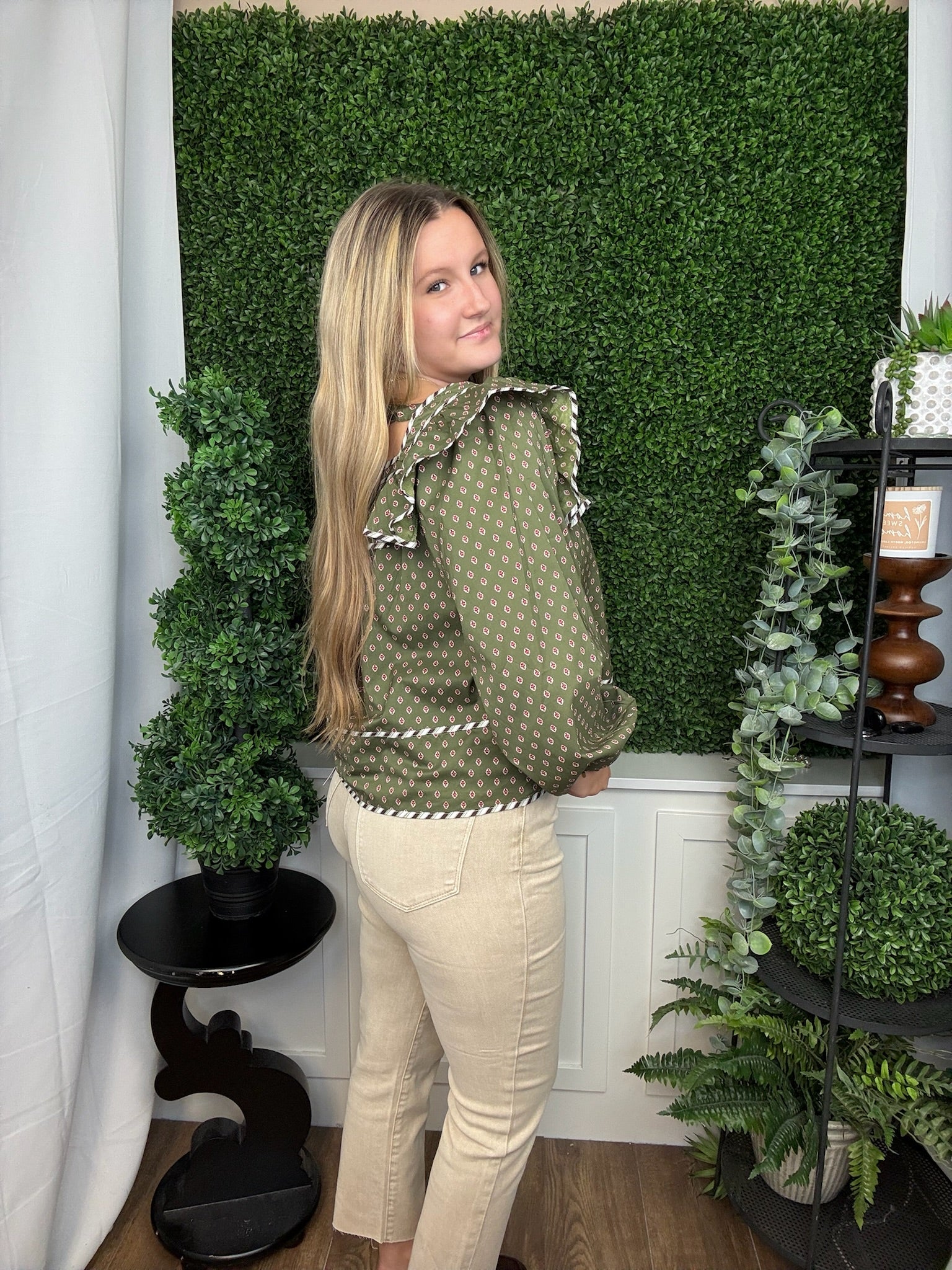 RUFFLED YOKE TIE BACK LS TOP - OLIVE MULTI