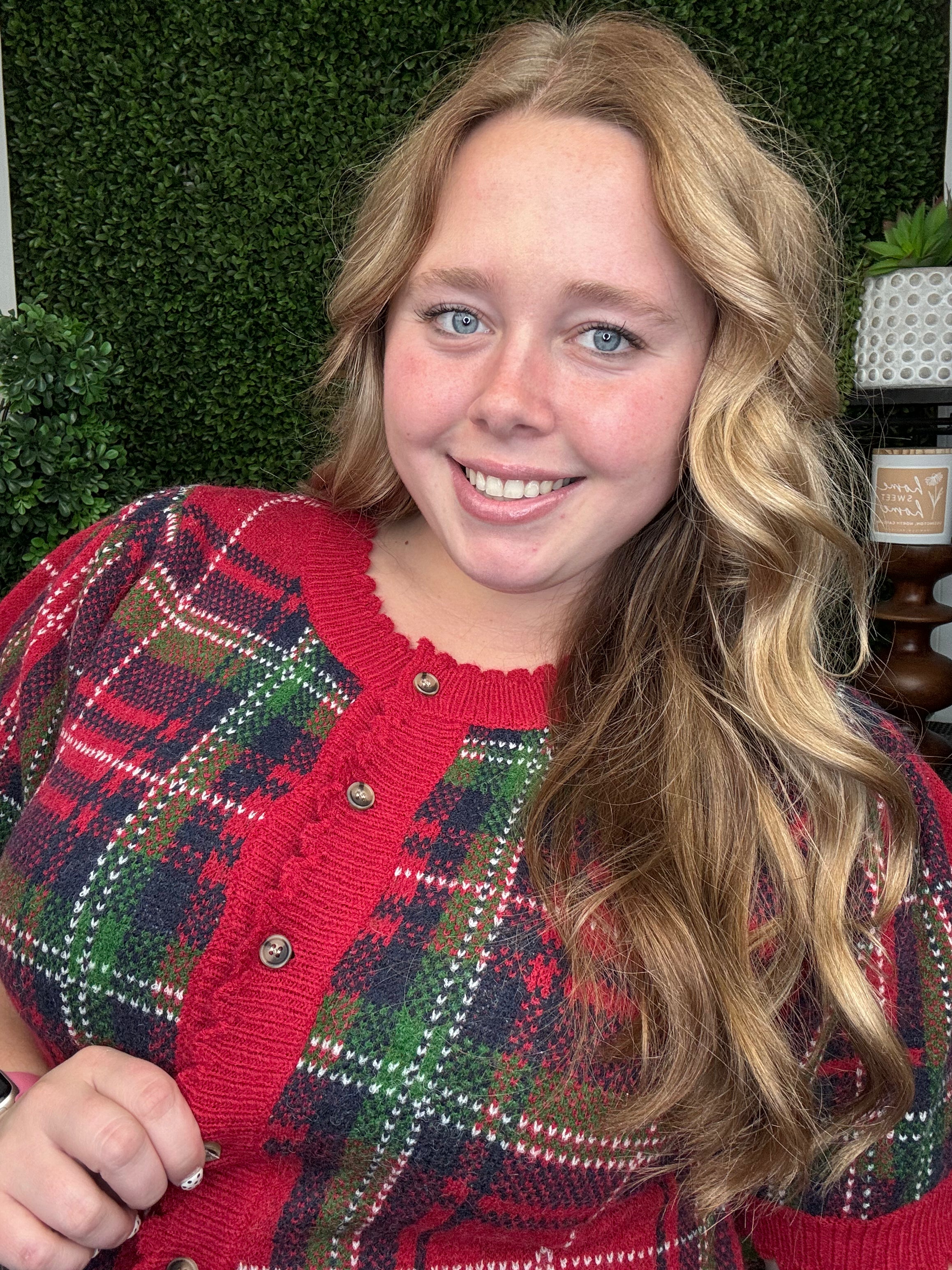 PLAID SHORT PUFF SLEEVE TOP W/SCALLOP NECKLINE - RED