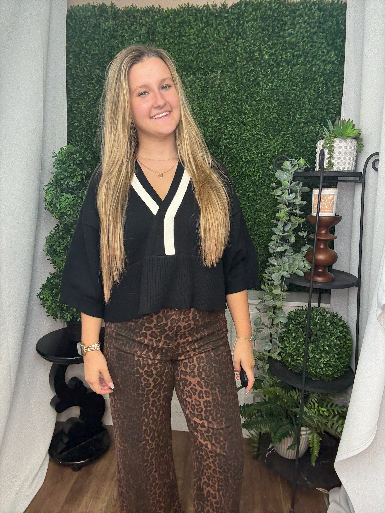 V-NECK COLOR TRIM TOP - BLACK