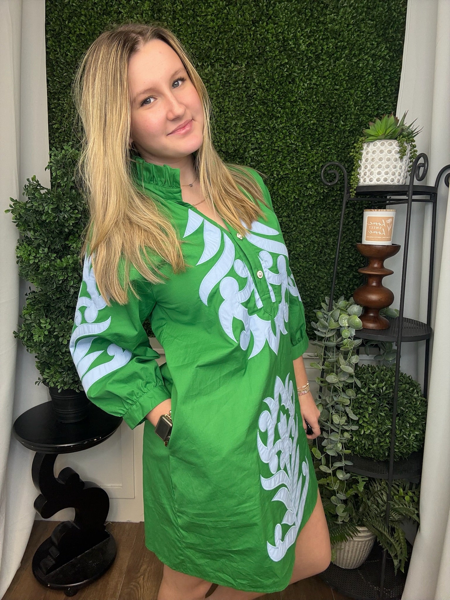 BAROQUE FLORAL APPLIQUE SHIFT DRESS - KELLY GREEN