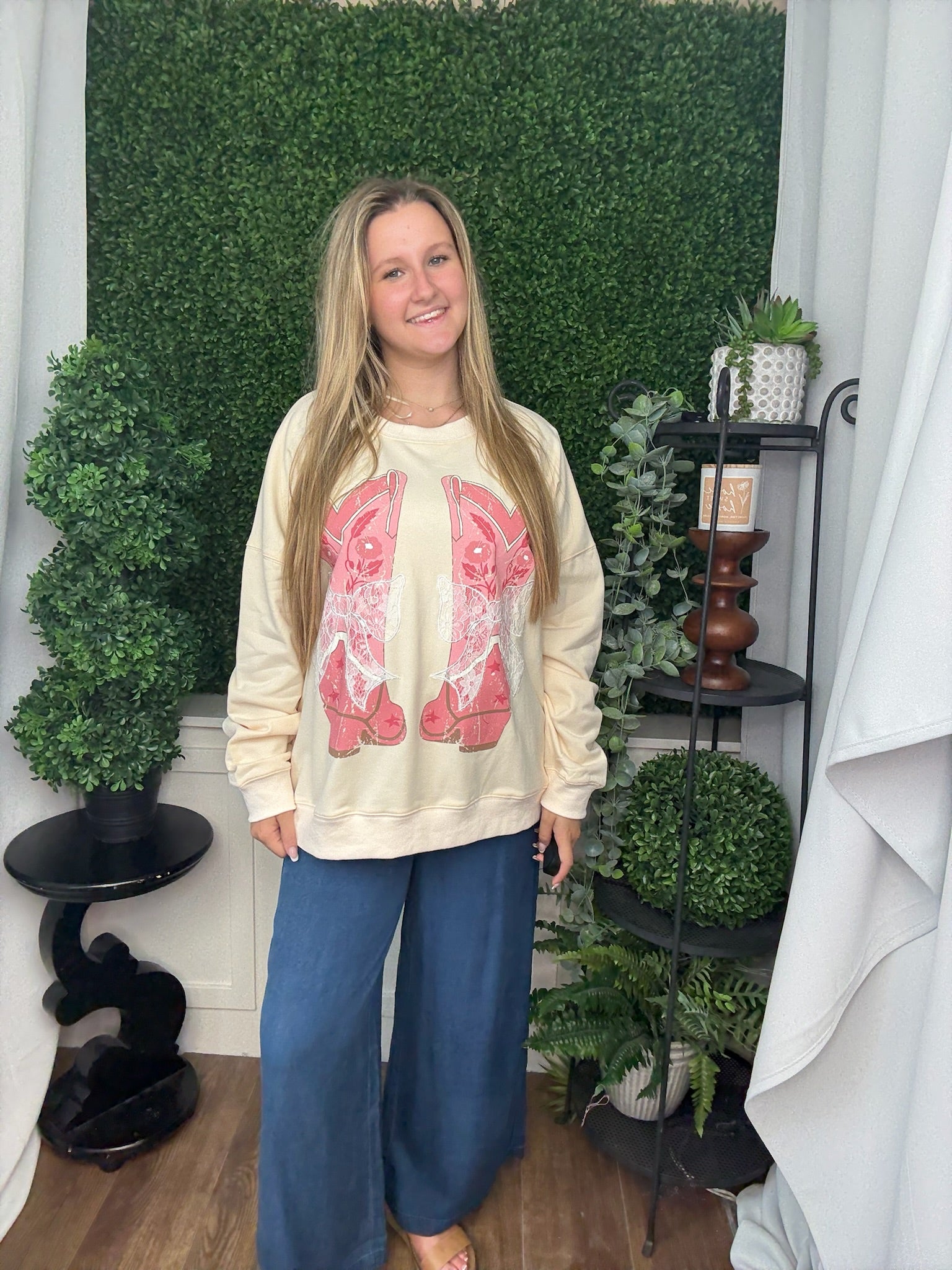 COWBOY BOOTS W/ BOW SWEATSHIRT - CREAM