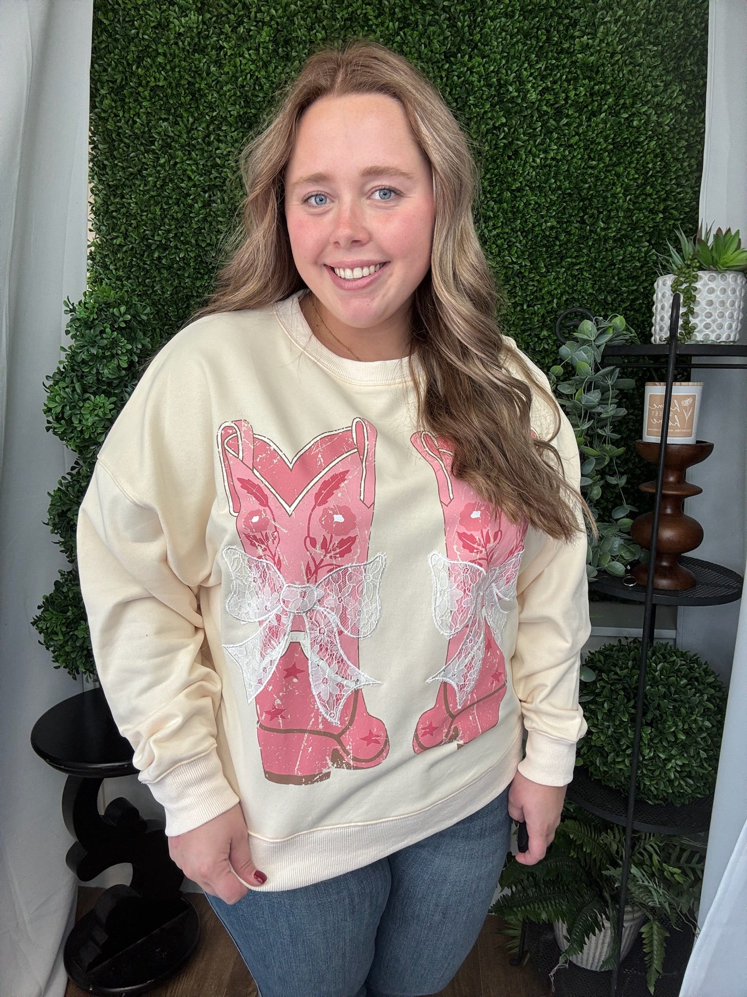 COWBOY BOOTS W/ BOW SWEATSHIRT - CREAM