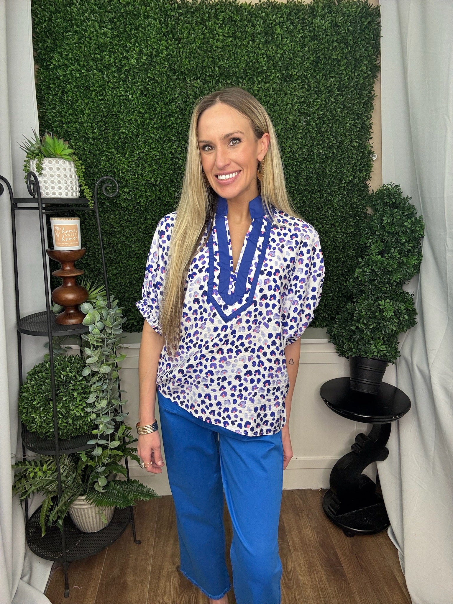 SHORT SLEEVE PRINTED TOP WITH FASHION NECKLINE - BLUE/WHITE