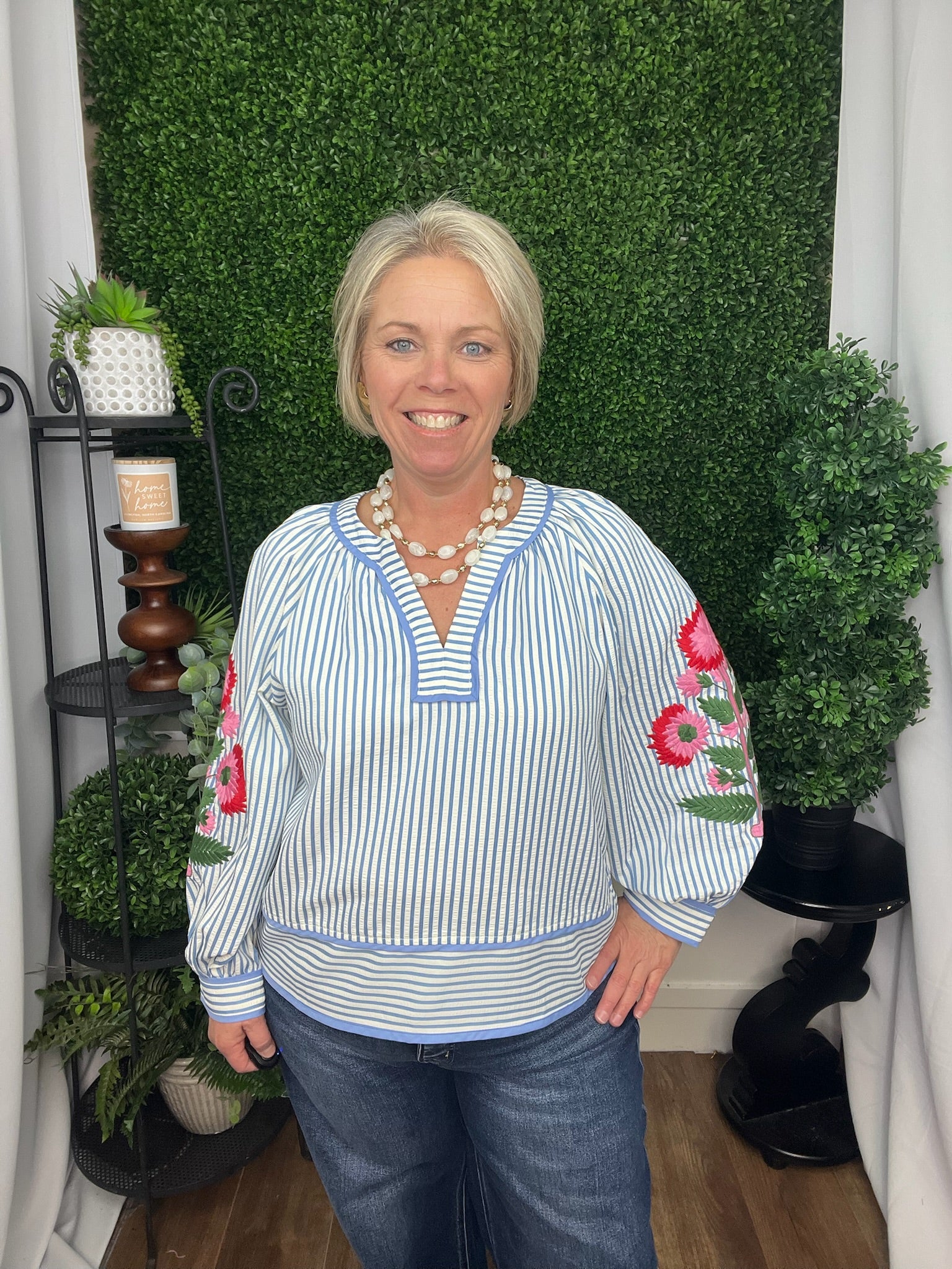 EMBROIDERY SLEEVE V-NECK TOP