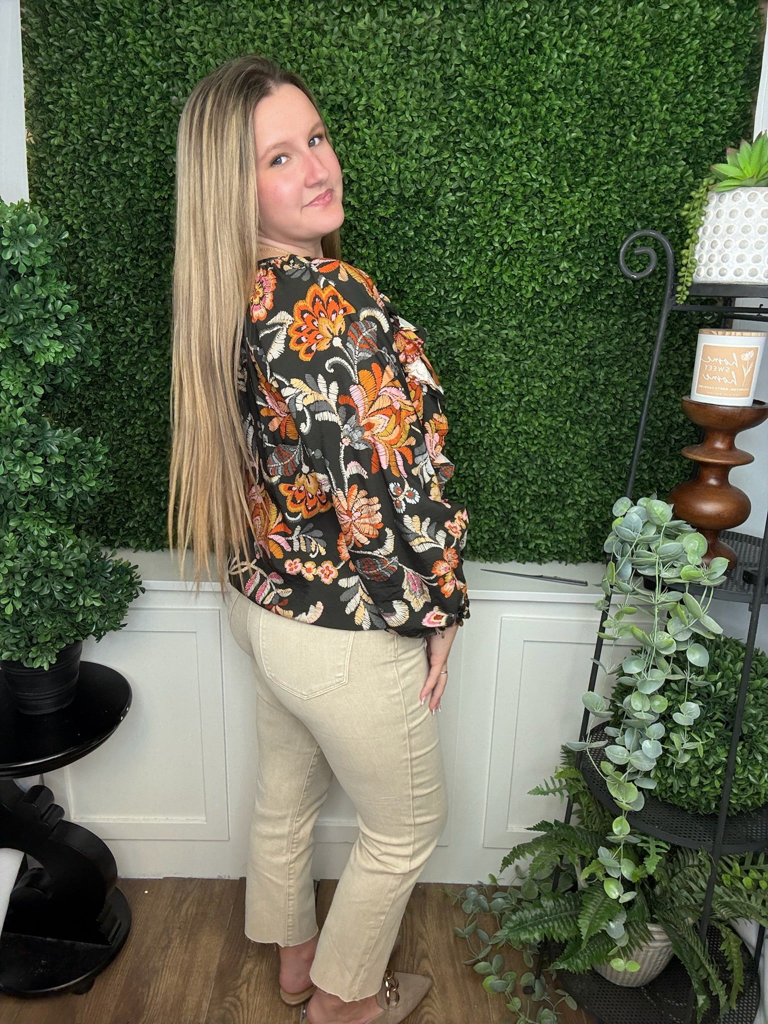 FLORAL PRINT LS BLOUSE W/RUFFLE DETAIL - BLACK MULTI