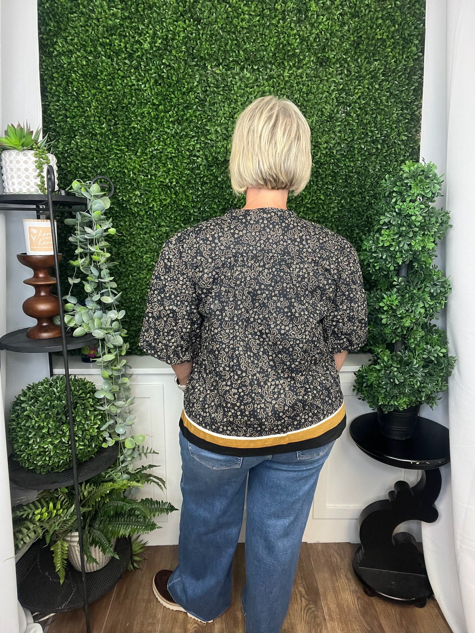 PUFF SLEEVE VNECK PRINTED TOP W/COLORBLOCK HEM - BLACK