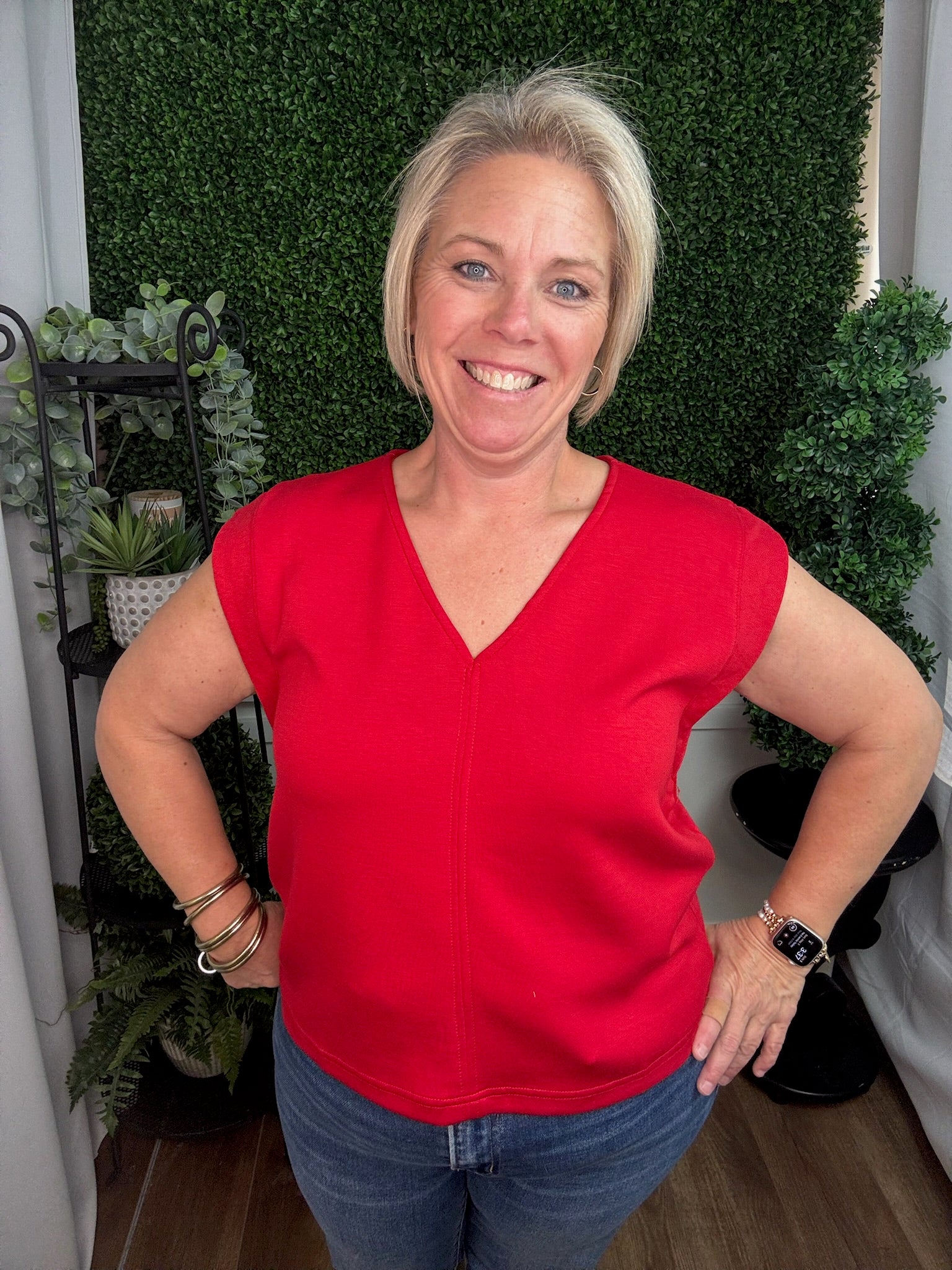 RED SLEEVELESS SOLID TOP