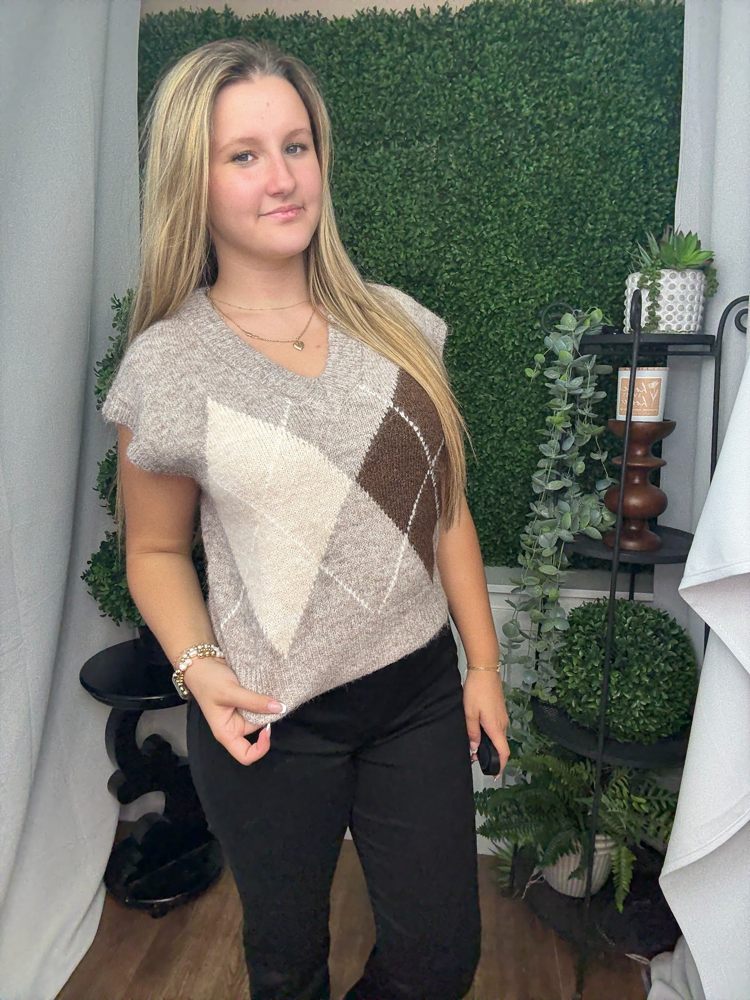 ARGYLE PATTERN VNECK SLEEVELESS SWEATER VEST - TAUPE