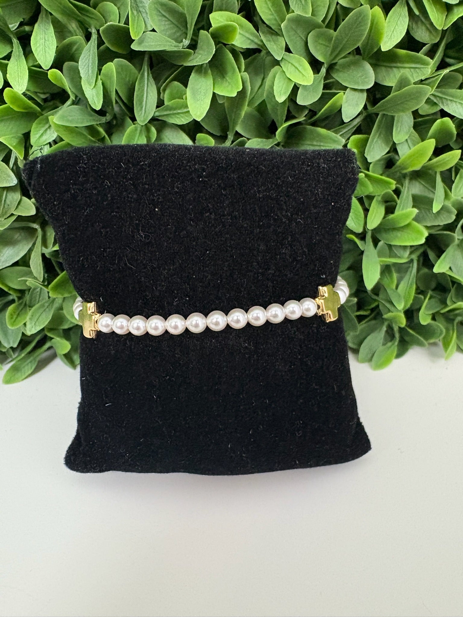 SIGNATURE CROSS PEARL PATTERN 4MM BEAD BRAC - GOLD