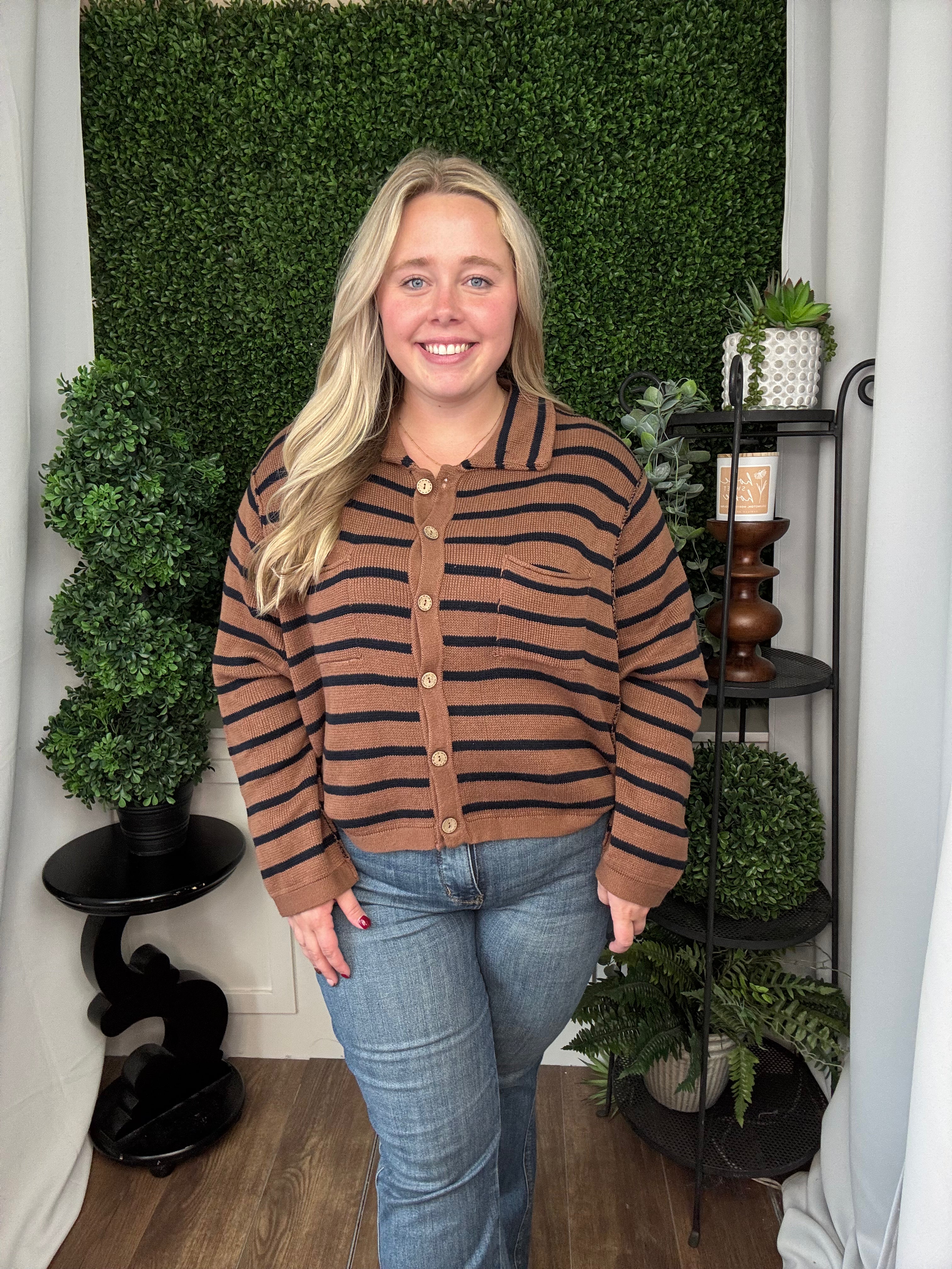 STRIPE COLLARED EXPOSED SEAM CARDIGAN - BROWN