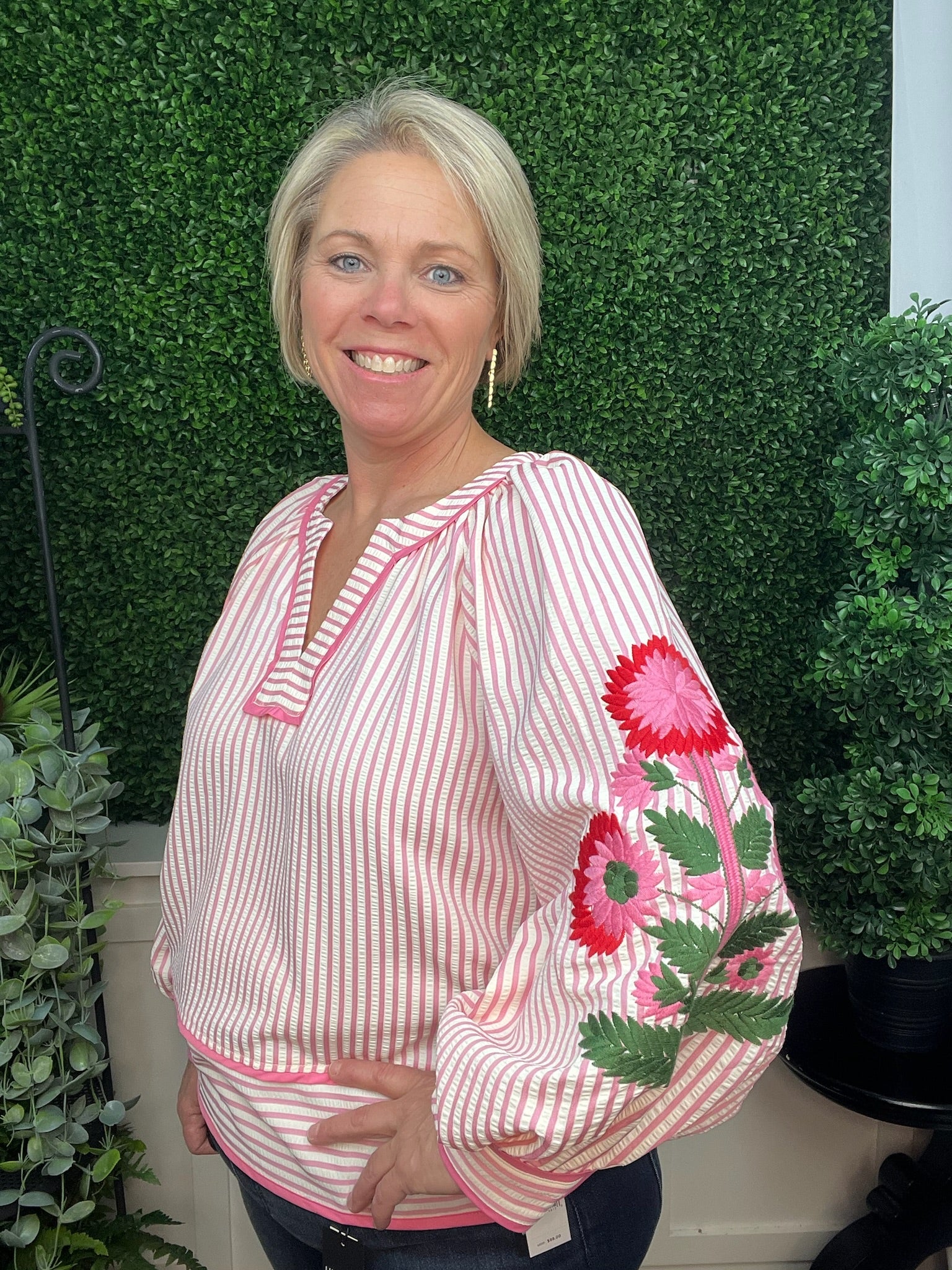 EMBROIDERY SLEEVE V-NECK TOP