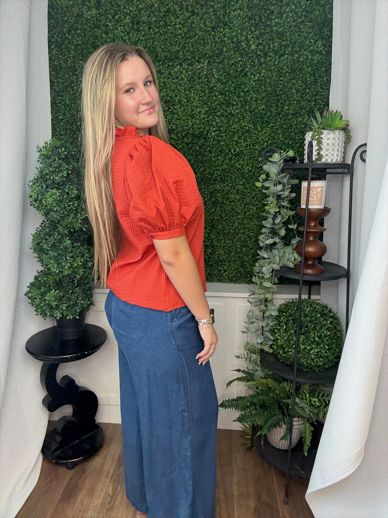 RUFFLE V-NECK PUFF SLEEVE TOP - RUST